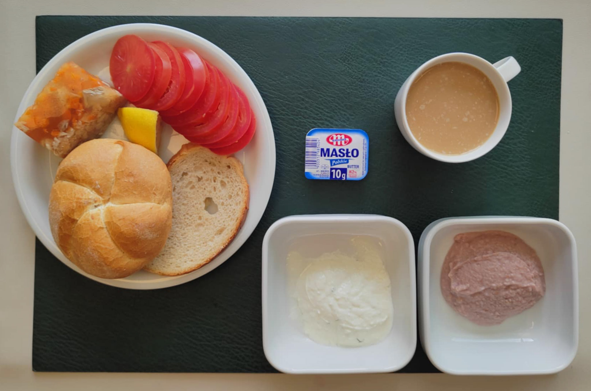 Malinowy budyń jaglany + 100 g ( MLE,) Bułka pszenna kajzerka 50g 1 szt ( GLU PSZ, GLU ŻYT,) Chleb mieszany pszenno-żytni 25 g ( GLU PSZ, GLU ŻYT,) Masło porcjowane 10g (82% tł.) 1 szt ( MLE,) Twarożek z koperkiem + 50 g (MLE,) Galaretka drobiowa z udźca z cytryną dieta + 100 g Plastry pomidora + 120 g Kawa zbożowa z mlekiem z/c 250 ml ( MLE, GLU ŻYT, GLU JĘCZ, )