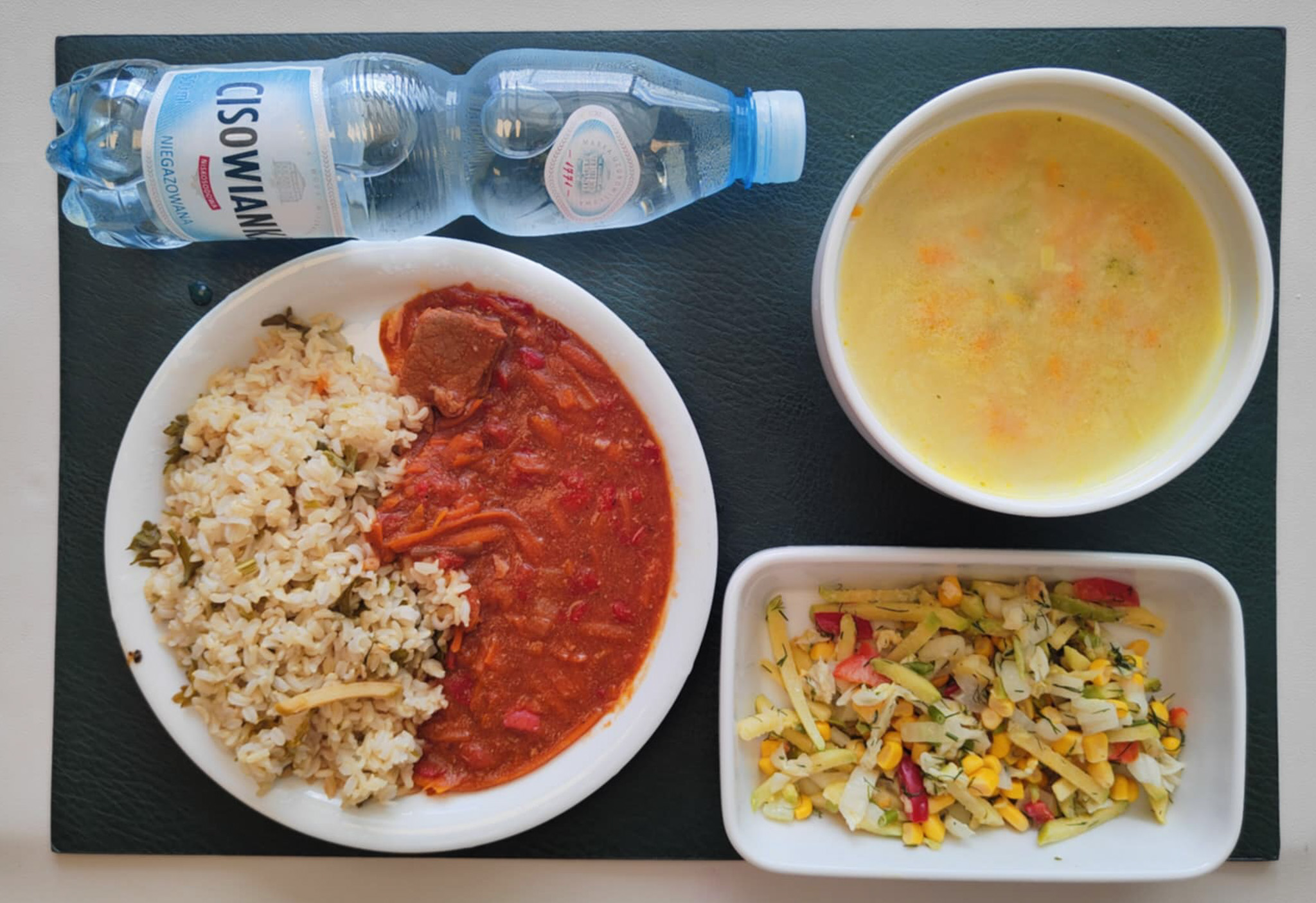 Zupa brokułowa z ziemniakami + 300 ml ( SOJ, MLE, SEL,) Wieprzowina w sosie słodko-kwaśnym z warzywami + 150 g (SOJ,) Ryż brązowy z natką pietruszki + 150 g Surówka z kapusty pekińskiej, kukurydzą, papryką czerwoną i koperkiem b/c + 150 g (MLE,) Woda mineralna n/g 0,5l 1 szt