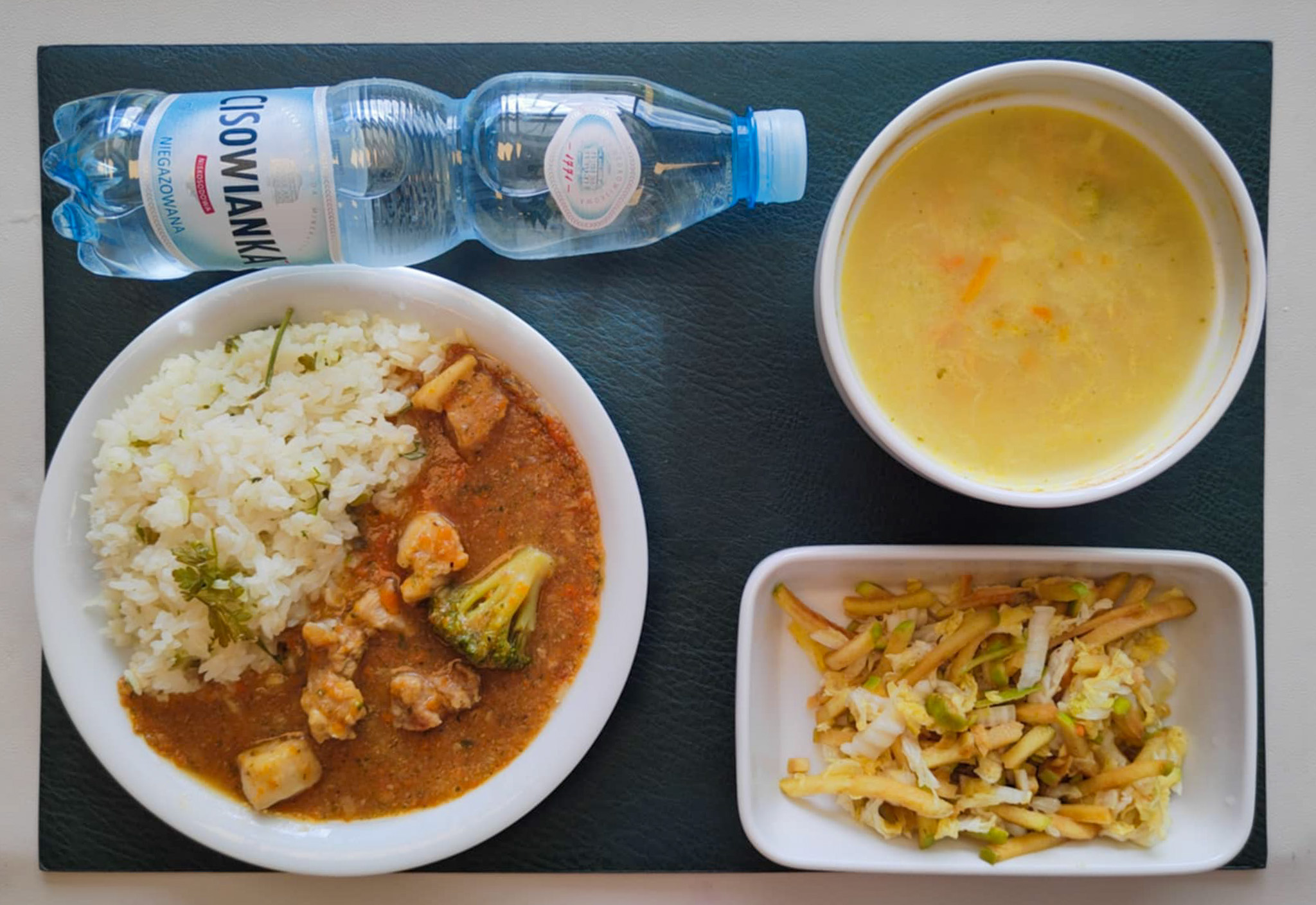 Zupa brokułowa z ziemniakami + 300 ml ( SOJ, MLE, SEL,) Gulasz wieprzowy z warzywami + 150 g ( GLU PSZ, SEL,) Ryż jaśminowy z natką pietruszki + 150 g Surówka z kapusty pekińskiej z olejem + 150 g Woda mineralna n/g 0,5l 1 szt