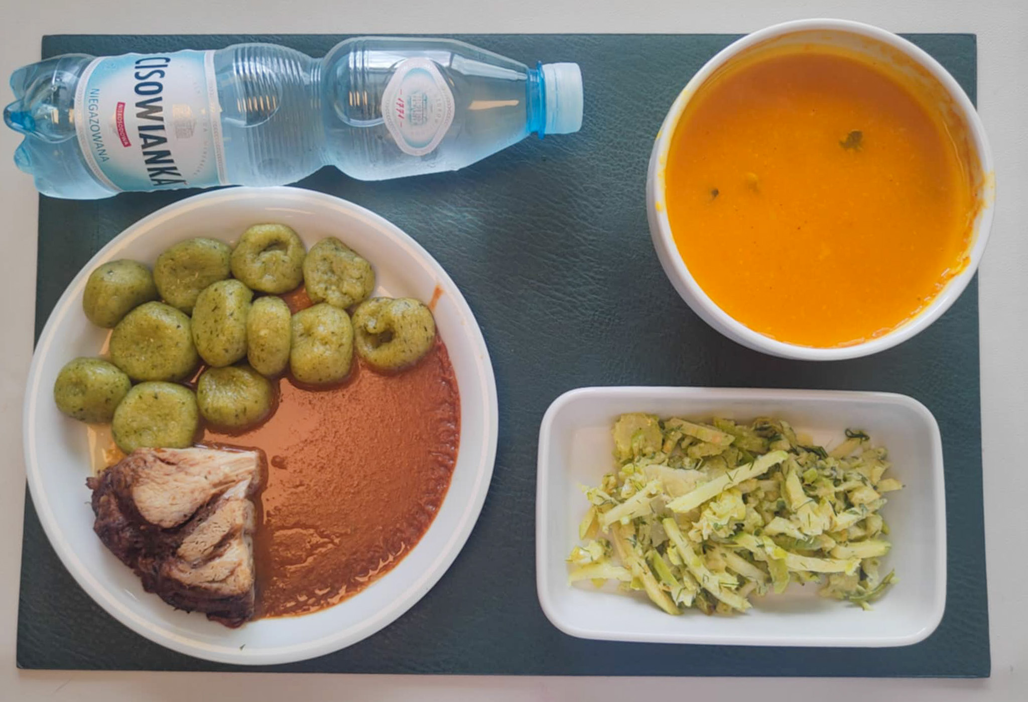 Zupa krem z dyni + 300 ml ( SOJ, SEL,) Grzanki pszenne + 10 g ( GLU PSZ, JAJ, MLE, może zawierać: SOJ,) Polędwiczka wieprzowa pieczona dieta + 100 g Sos jarzynowy dieta + 100 g ( MLE,) Kluski śląskie ze szpinakiem + 150 g ( JAJ, może zawierać: GLU PSZ, SOJ, SEL, GOR, ) Kalafior gotowany + 150 g Woda mineralna n/g 0,5l 1 szt