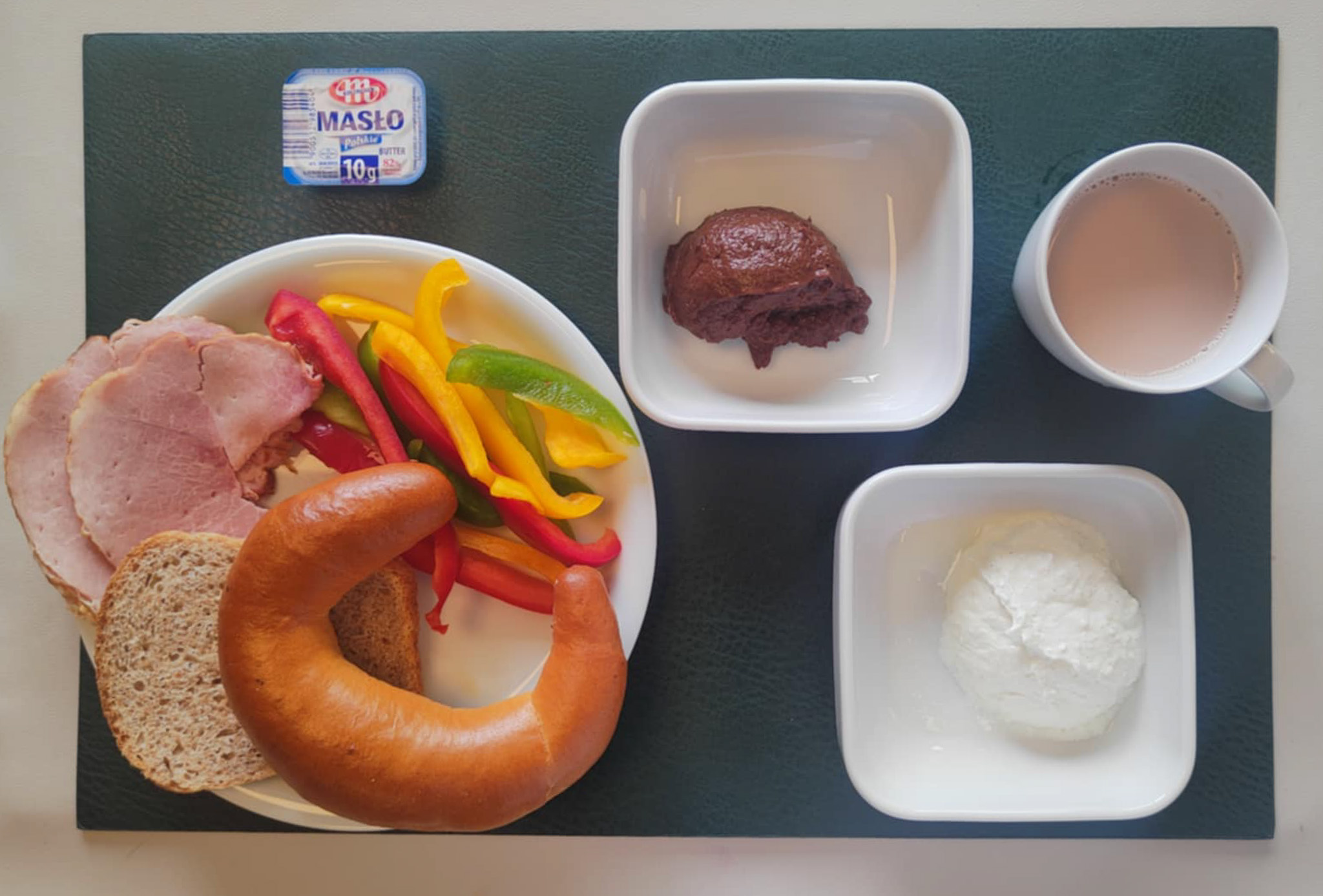  Rogal drożdżowy 50g 1 szt ( GLU PSZ, MLE, GLU ŻYT, ) Chleb Graham 30 g (GLU PSZ,) Masło porcjowane 10g (82% tł.) 1 szt ( MLE,) Szynka od Zduna-wędzonka wieprzowa,szynka wędzona,parzona 50 g Twarożek domowy waniliowy + 50 g ( MLE, może zawierać: GLU PSZ, JAJ, OZI, SOJ, MLE, ORZ, SEZ, ) Domowa czekośliwka + 50 g ( SOJ, może zawierać: GLU PSZ, JAJ, OZI, MLE, ORZ, SEZ, ) Słupki papryki kolorowej + 120 g Kakao z mlekiem z/c 250 ml ( MLE,)