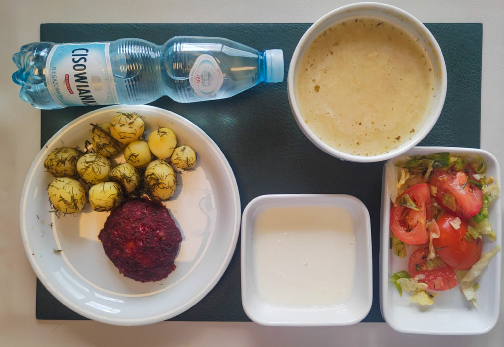 Barszcz biały z ziemniakami + 300 g ( GLU PSZ, SOJ, MLE, SEL, GLU ŻYT,) Burger z buraka z serem mozzarella 80g + 80 g ( GLU PSZ, JAJ, MLE, GOR, ) Dip jogurtowy o smaku czosnkowym + 100 g ( MLE,) Ziemniaki łódeczki pieczone w ziołach + 150 g Ogórek kiszony małosolny + 150 g ( GOR,) Woda mineralna n/g 0,5l 1 szt
