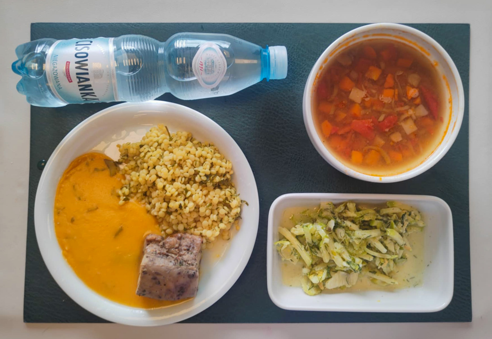 Zupa z soczewicą i warzywami + 300 g ( GLU PSZ, SOJ, SEL,) Polędwiczka wieprzowa pieczona dieta + 100 g Sos jarzynowy dieta + 100 g ( MLE,) Kasza bulgur z natką pietruszki + 150 g ( GLU PSZ,) Surówka z selera naciowego z koprem włoskim bez cukru + 150 g (MLE, SEL,) Woda mineralna n/g 0,5l 1 szt