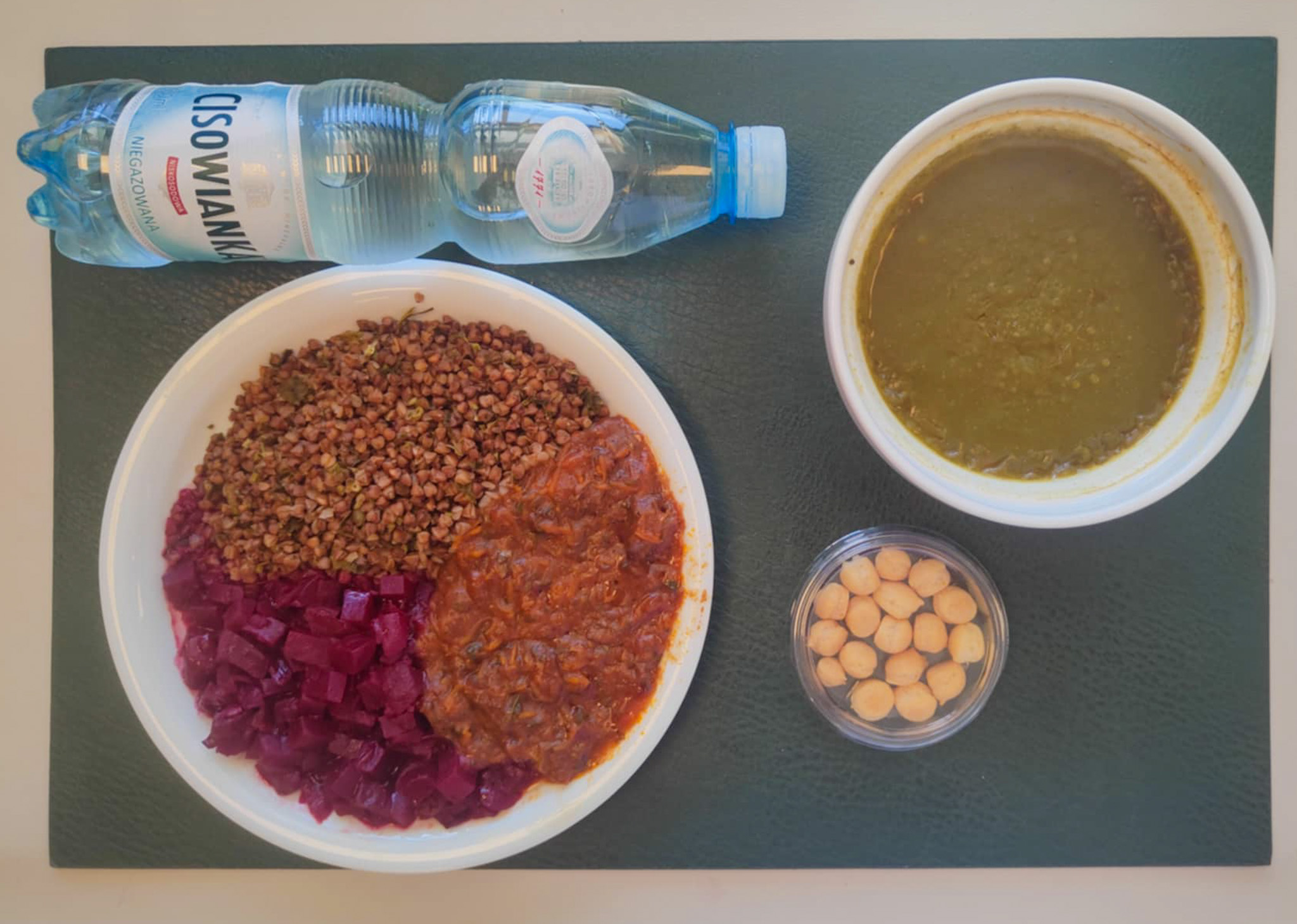 Krem ze szpinaku + 300 g ( SOJ, SEL,) Groszek ptysiowy 10 g (GLU PSZ, JAJ,) Gulasz wołowy + 150 g Kasza gryczana ciemna z natką pietruszki + 150 g Buraki po francusku + 150 g Woda mineralna n/g 0,5l 1 szt