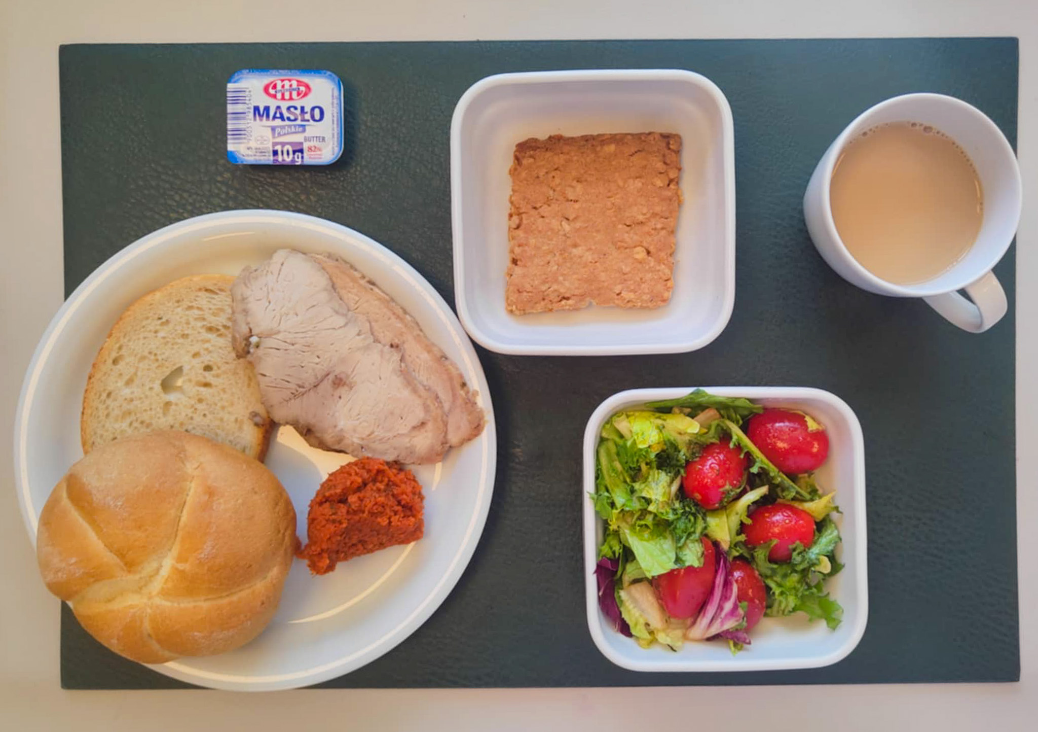 Domowe ciasteczka owsiane + 50 g ( GLU PSZ, JAJ, MLE, S02, GLU OW, może zawierać: SEZ, ) Bułka pszenna kajzerka 50g 1 szt ( GLU PSZ, GLU ŻYT,) Chleb mieszany pszenno-żytni 25 g ( GLU PSZ, GLU ŻYT,) Masło porcjowane 10g (82% tł.) 1 szt ( MLE,) Pasta selerowo-marchewkowa + 50 g ( SEL,) Schab pieczony cały na kanapki + 50 g Mix sałat z pomidorkami koktajlowymi dieta + 120 g Kawa zbożowa z mlekiem z/c 250 ml ( MLE, GLU ŻYT, GLU JĘCZ, )