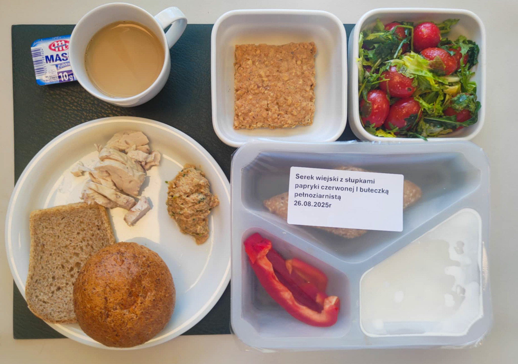 Domowe ciasteczka owsiane + 50 g ( GLU PSZ, JAJ, MLE, S02, GLU OW, może zawierać: SEZ, ) Bułka graham-pszenna 50g 1 szt ( GLU PSZ,) Chleb Graham 30 g (GLU PSZ,) Masło porcjowane 10g (82% tł.) 1 szt ( MLE,) Pasta z makreli wędzonej z cebulą i ogórkiem + 50 g ( JAJ, RYB, GOR,) Filet z kurczaka wolno gotowany plastry + 50 g Mix sałat z pomidorkami i dressingiem + 120 g ( GOR,) Kawa zbożowa z mlekiem b/c 250 ml ( MLE, GLU ŻYT, GLU JĘCZ, )