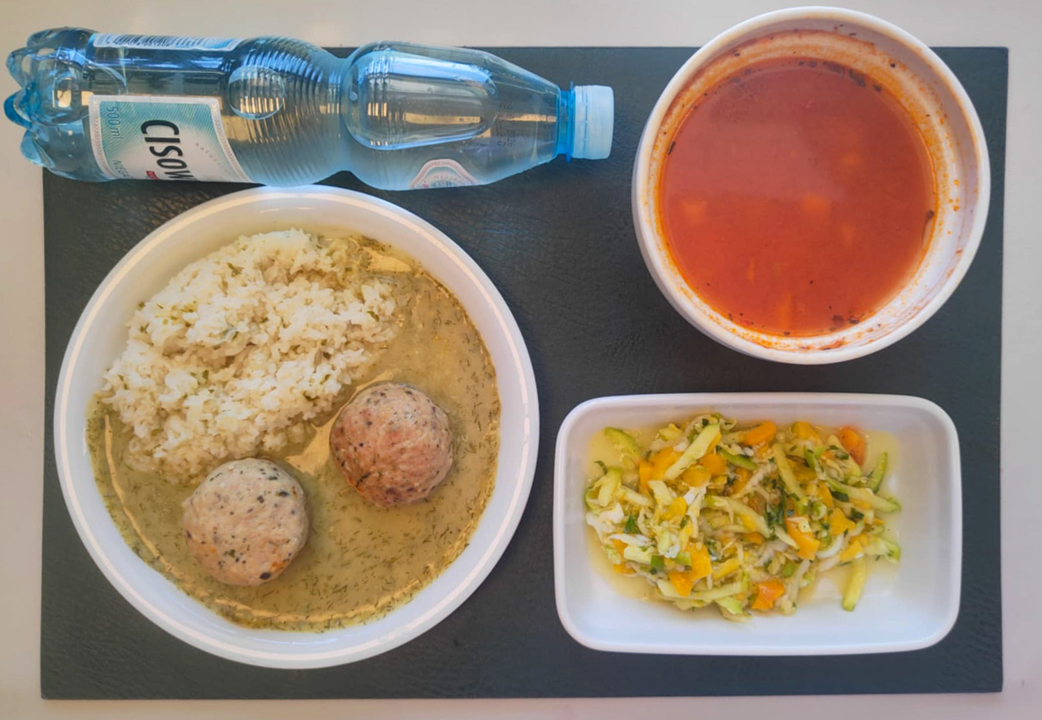 Zupa pomidorowa + 255 g ( SOJ, MLE, SEL,) Makaron muszelki + 45 g ( GLU PSZ,) Pulpet z indyka + 100 g (GLU PSZ, JAJ,) Sos koperkowy dieta + 100 g ( MLE, SEL,) Ryż basmati z natką pietruszki + 150 g Surówka z kapusty pekińskiej z brzoskwinią + 150 g Woda mineralna n/g 0,5l 1 szt