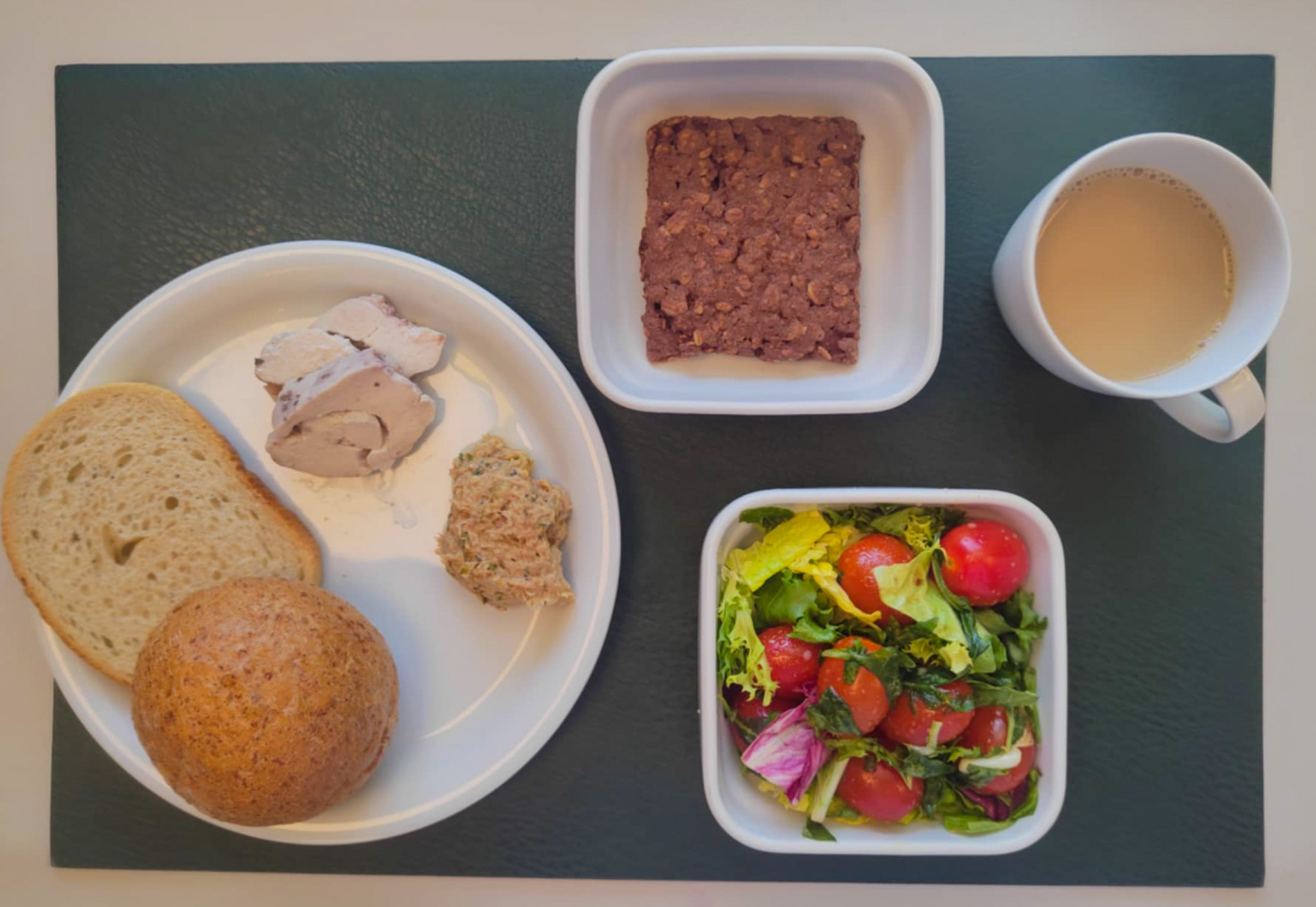  Owsiane ciastka czekoladowo-orzechowe + 50 g ( OZI, MLE, ORZ, GLU OW, ) Chleb mieszany pszenno-żytni 25 g ( GLU PSZ, GLU ŻYT,) Bułka graham-pszenna 50g 1 szt ( GLU PSZ,) Masło porcjowane 10g (82% tł.) 1 szt ( MLE,) Pasta z makreli wędzonej z cebulą i ogórkiem + 50 g ( JAJ, RYB, GOR,) Filet z kurczaka wolno gotowany plastry + 50 g Mix sałat z pomidorkami i dressingiem + 120 g ( GOR,) Kawa zbożowa z mlekiem z/c 250 ml ( MLE, GLU ŻYT, GLU JĘCZ, )