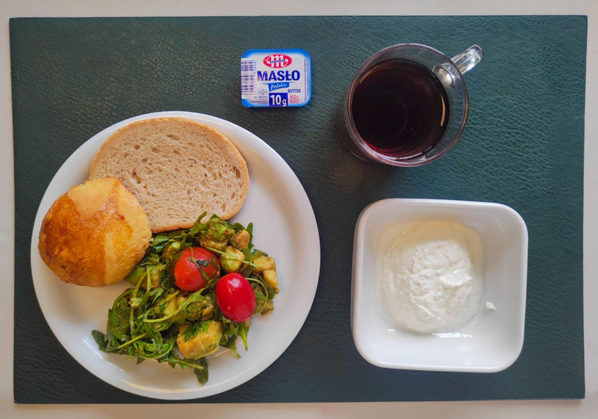 Bułka z kurczakiem naturalnym + 80 g (GLU PSZ, JAJ, SOJ, MLE, ) Chleb mieszany pszenno-żytni 50 g ( GLU PSZ, GLU ŻYT,) Masło porcjowane 10g (82% tł.) 1 szt ( MLE,) Twarożek + 50 g (MLE,) Sałatka z rukolą i awokado (dieta) + 120 g ( SOJ,) Herbata ekspresowa owocowa Cateringowa z/c 250 ml