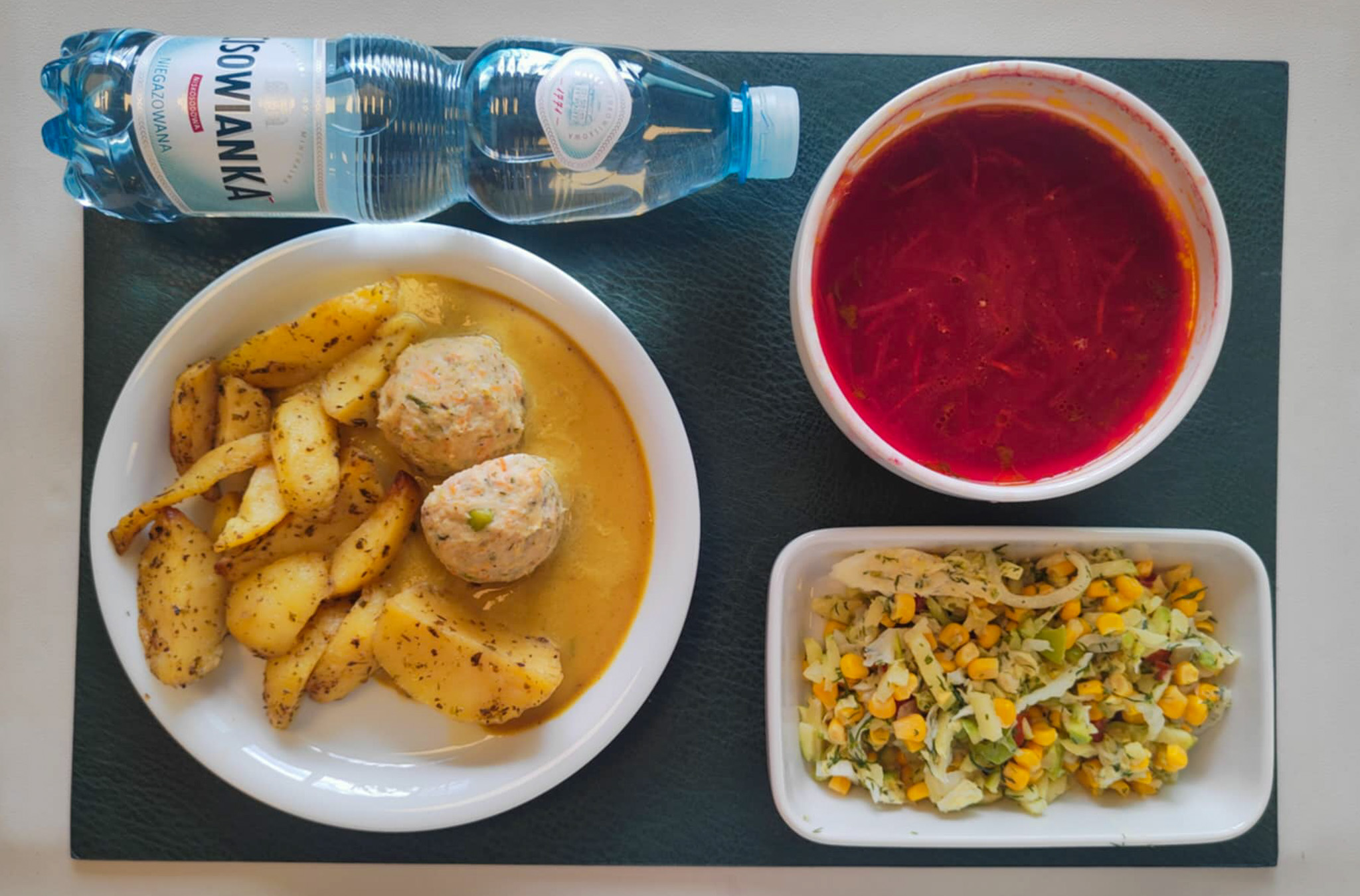 Barszcz ukraiński z ziemniakami + 300 g ( SOJ, MLE, SEL,) Medaliony z morszczuka z warzywami + 100 g ( JAJ, RYB,) Sos musztardowy + 100 g ( GOR,) Ziemniaki łódeczki pieczone w ziołach + 150 g Surówka z kapusty pekińskiej, kukurydzą, papryką czerwoną i koperkiem b/c + 150 g (MLE,) Woda mineralna n/g 0,5l 1 szt