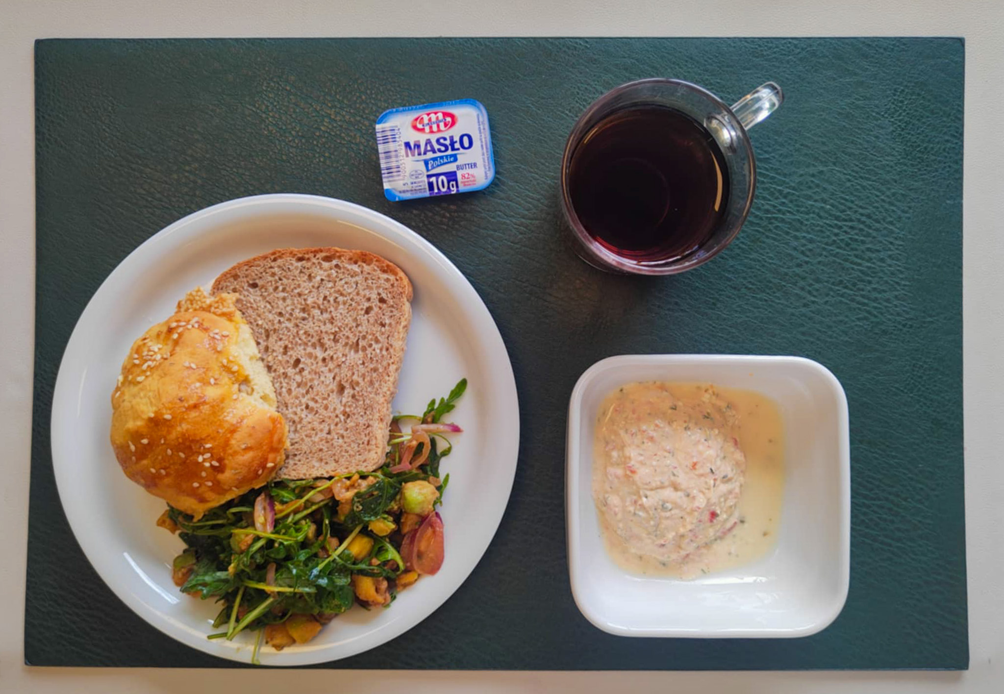 Bułka z kurczakiem orientalnym + 80 g ( GLU PSZ, JAJ, MLE, SEZ, ) Chleb Graham 30 g (GLU PSZ,) Masło porcjowane 10g (82% tł.) 1 szt ( MLE,) Pasta twarogowa z zieloną pietruszką + 50 g ( MLE,) Sałatka z rukolą i awokado + 120 g (SOJ, ORZ,) Herbata ekspresowa owocowa Cateringowa z/c 250 ml