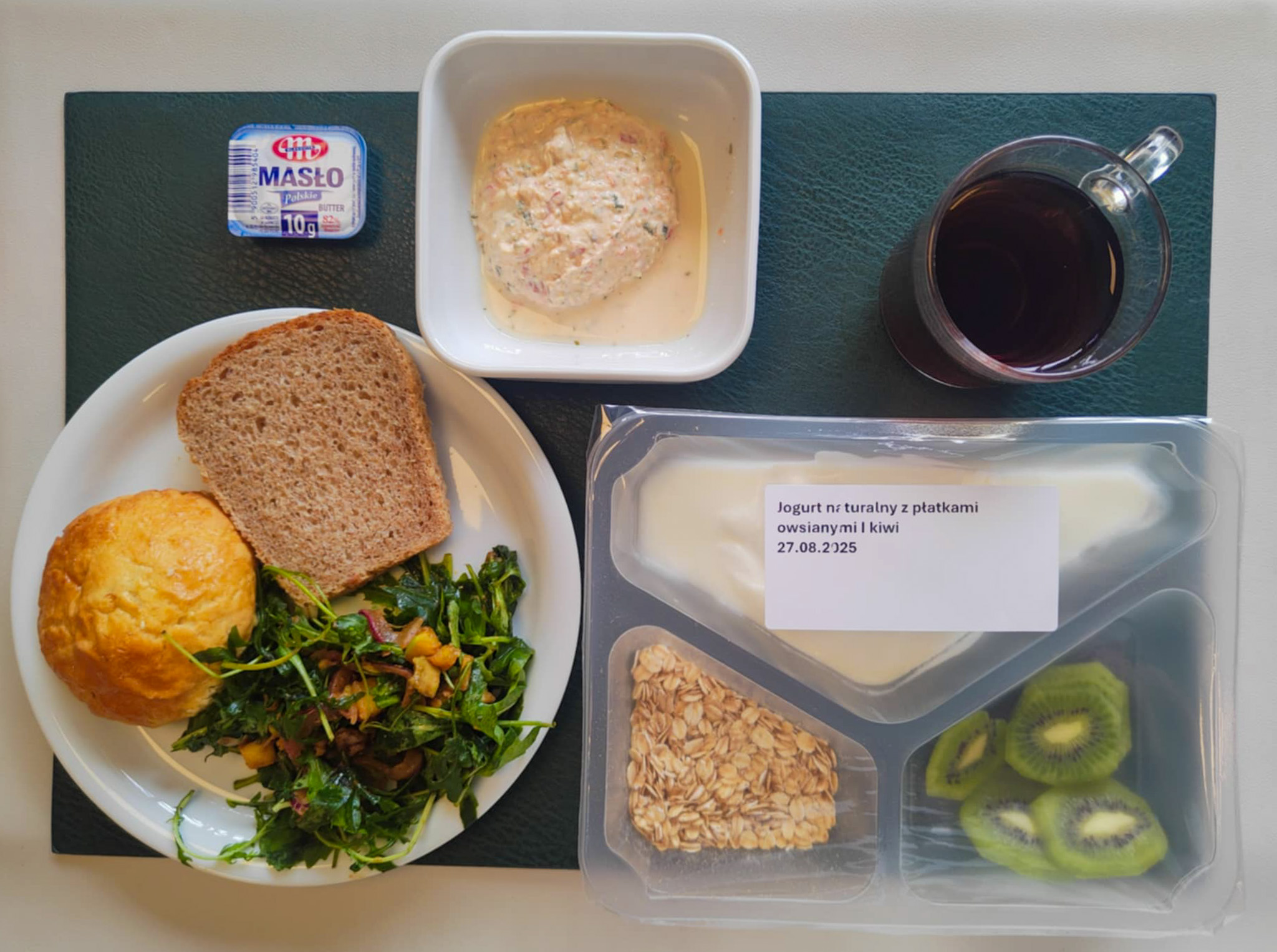 Bułka orkiszowa z kurczakiem orientalnym + 80 g ( GLU PSZ, JAJ, MLE, SEZ, ) Chleb Graham 30 g (GLU PSZ,) Masło porcjowane 10g (82% tł.) 1 szt ( MLE,) Pasta twarogowa z zieloną pietruszką + 50 g ( MLE,) Sałatka z rukolą i awokado + 120 g (SOJ, ORZ,) Herbata ekspresowa owocowa Cateringowa b/c 250 ml  II śniadanie: Jogurt naturalny z płatkami owsianymi i kiwi + 240 g ( MLE, GLU OW,)