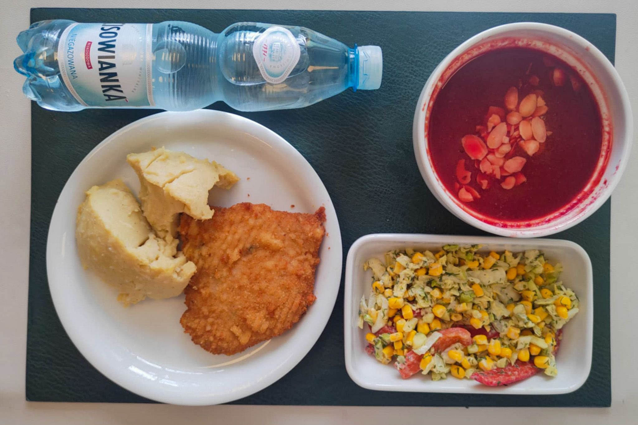 Zupa krem z buraków + 300 ml ( SOJ, SEL,) Prażone płatki migdałów 10 g ( ORZ,) Kotlet schabowy panierowany + 100 g ( GLU PSZ, JAJ,) Puree z kalafiora + 150 g ( MLE,) Surówka z kapusty pekińskiej, kukurydzą, papryką czerwoną i koperkiem b/c + 150 g (MLE,) Woda mineralna n/g 0,5l 1 szt