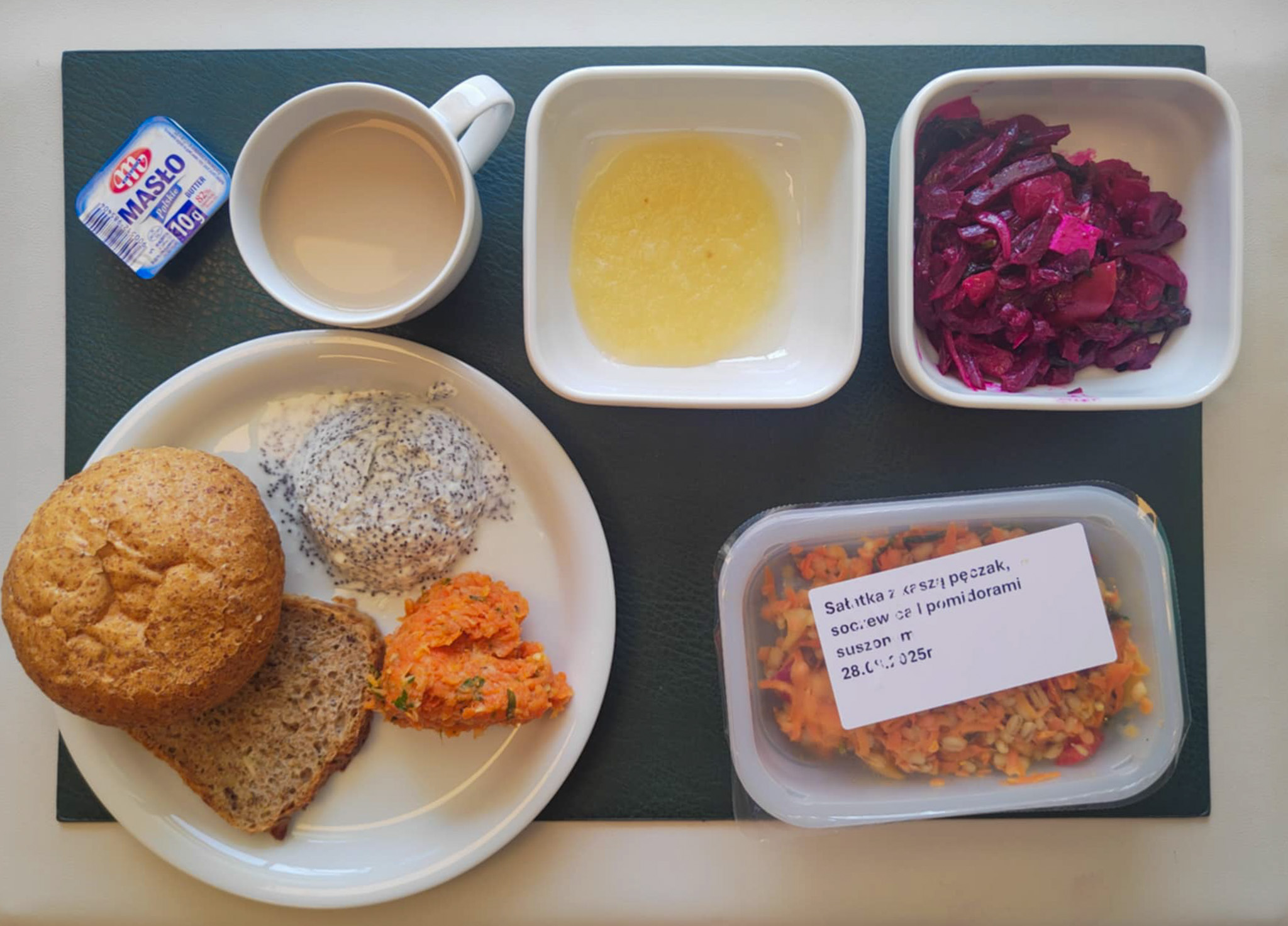 Chleb mieszany pszenno-żytni 25 g ( GLU PSZ, GLU ŻYT,) Bułka pszenna kajzerka 50g 1 szt ( GLU PSZ, GLU ŻYT,) Masło porcjowane 10g (82% tł.) 1 szt ( MLE,) Indyk pieczony z Bobrownik produkt blokowy drobiowo wpieprzowy średnio rozdrobniony,pieczony 50 g Sałatka z buraka, szpinaku z mozzarelą + 120 g ( MLE,) Pasta warzywna + 50 g ( SEL,) Kawa zbożowa z mlekiem z/c 250 ml ( MLE, GLU ŻYT, GLU JĘCZ, )