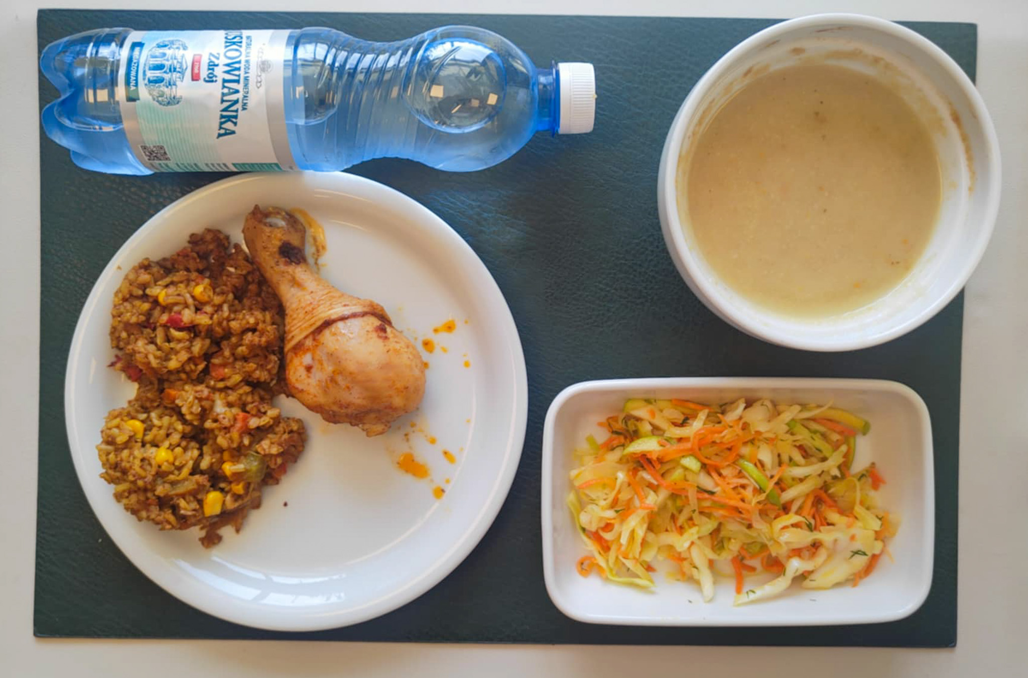 Zupa krem z selera + 300 ml ( SOJ, MLE, SEL,) Słonecznik ziarna prażone + 10 g Podudzie pieczone + 120 g Smażony ryż curry z zielonym groszkiem i marchewką + 150 g (JAJ, SOJ, MLE,) Surówka z białej kapusty z marchwią + 150 g Woda mineralna n/g 0,5l 1 szt