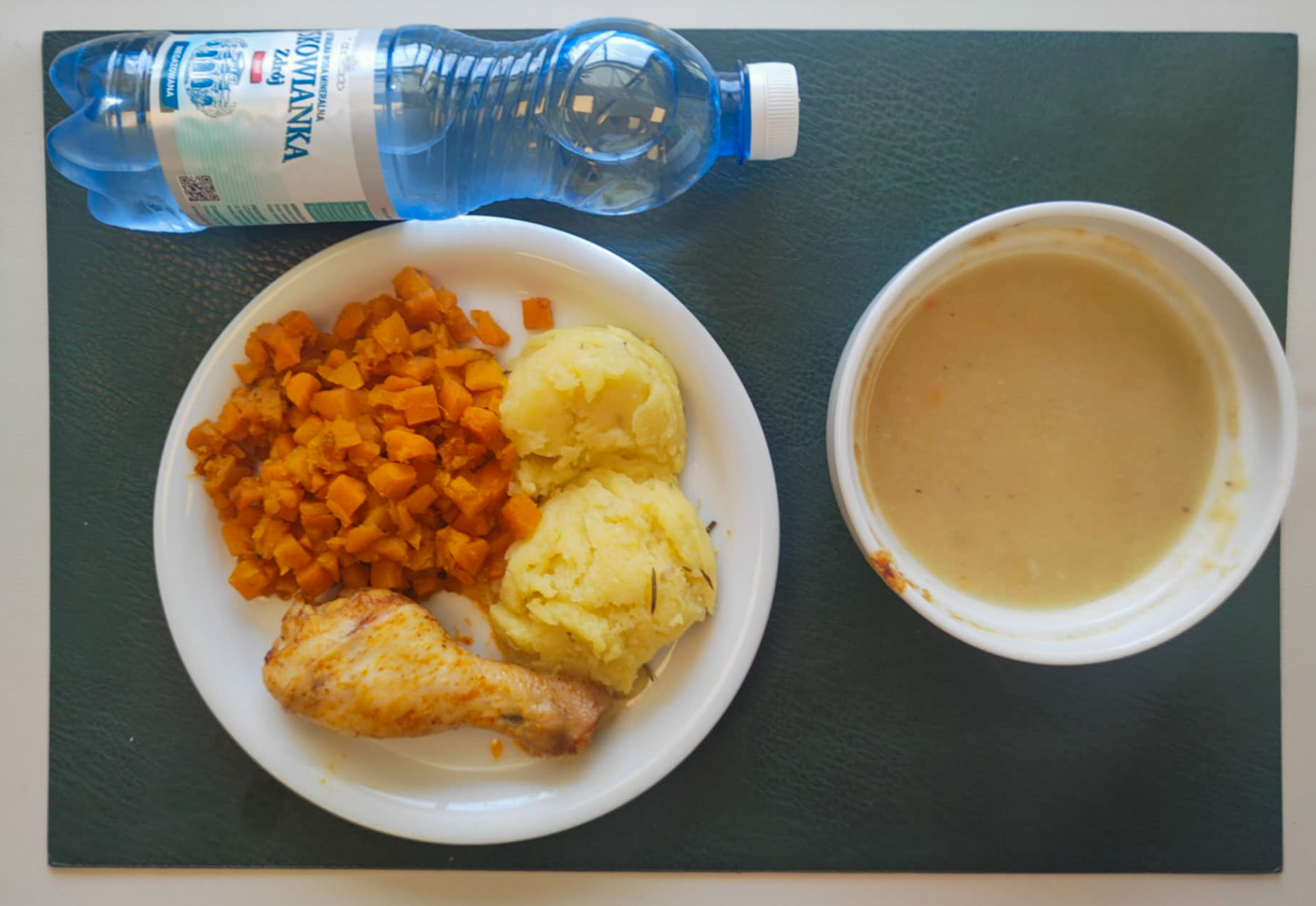 Zupa krem z selera + 300 ml ( SOJ, MLE, SEL,) Grzanki pszenne + 10 g ( GLU PSZ, JAJ, MLE, może zawierać: SOJ,) Podudzie pieczone + 120 g Puree ziemniaczane + 150 g (MLE,) Dynia z miodem i cynamonem + 150 g Woda mineralna n/g 0,5l 1 szt