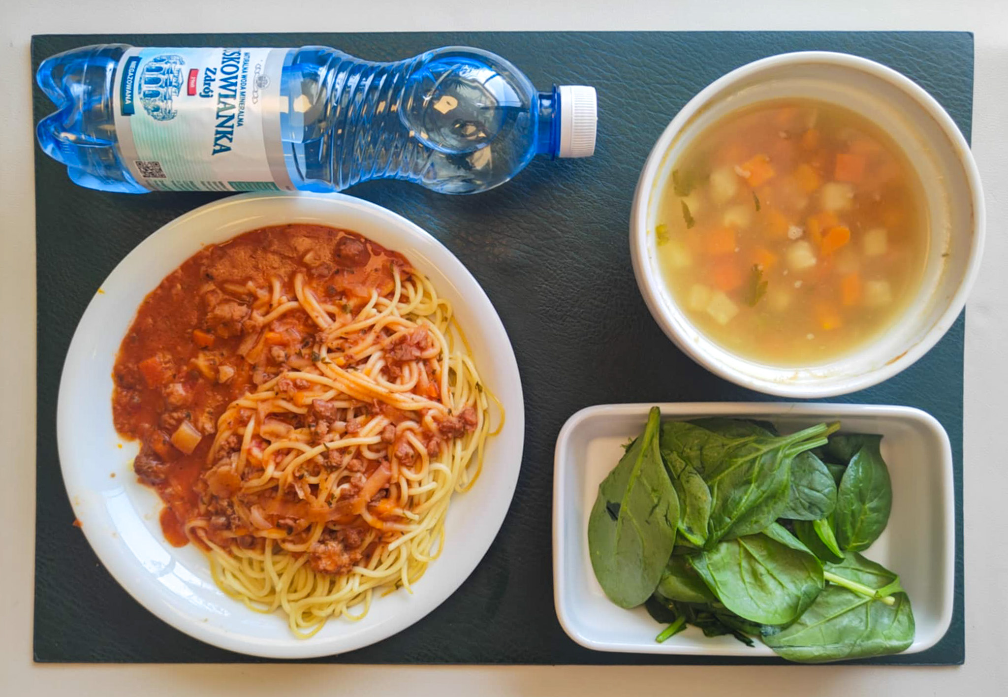 Zupa jarzynowa z ziemniakami + 300 ml ( SOJ, MLE, SEL,) Sos boloński z wieprzowiną + 150 g ( SEL,) Makaron spaghetti z natką pietruszki + 150 g ( GLU PSZ,) Szpinak baby z dressingiem (dieta) + 80 g Woda mineralna n/g 0,5l 1 szt