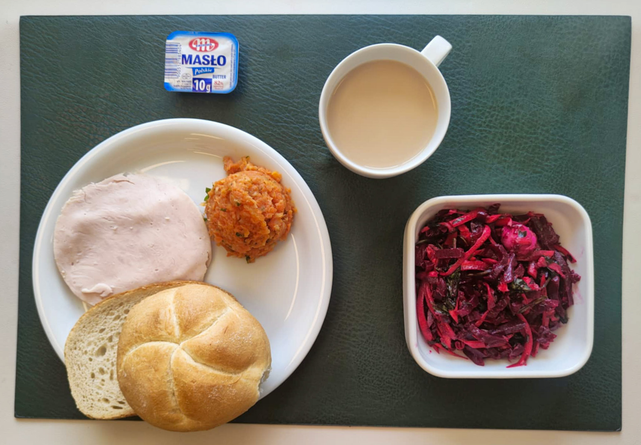 Chleb mieszany pszenno-żytni 25 g ( GLU PSZ, GLU ŻYT,) Bułka pszenna kajzerka 50g 1 szt ( GLU PSZ, GLU ŻYT,) Masło porcjowane 10g (82% tł.) 1 szt ( MLE,) Indyk pieczony z Bobrownik produkt blokowy drobiowo wpieprzowy średnio rozdrobniony,pieczony 50 g Sałatka z buraka, szpinaku z mozzarelą + 120 g ( MLE,) Pasta warzywna + 50 g ( SEL,) Kawa zbożowa z mlekiem z/c 250 ml ( MLE, GLU ŻYT, GLU JĘCZ, )