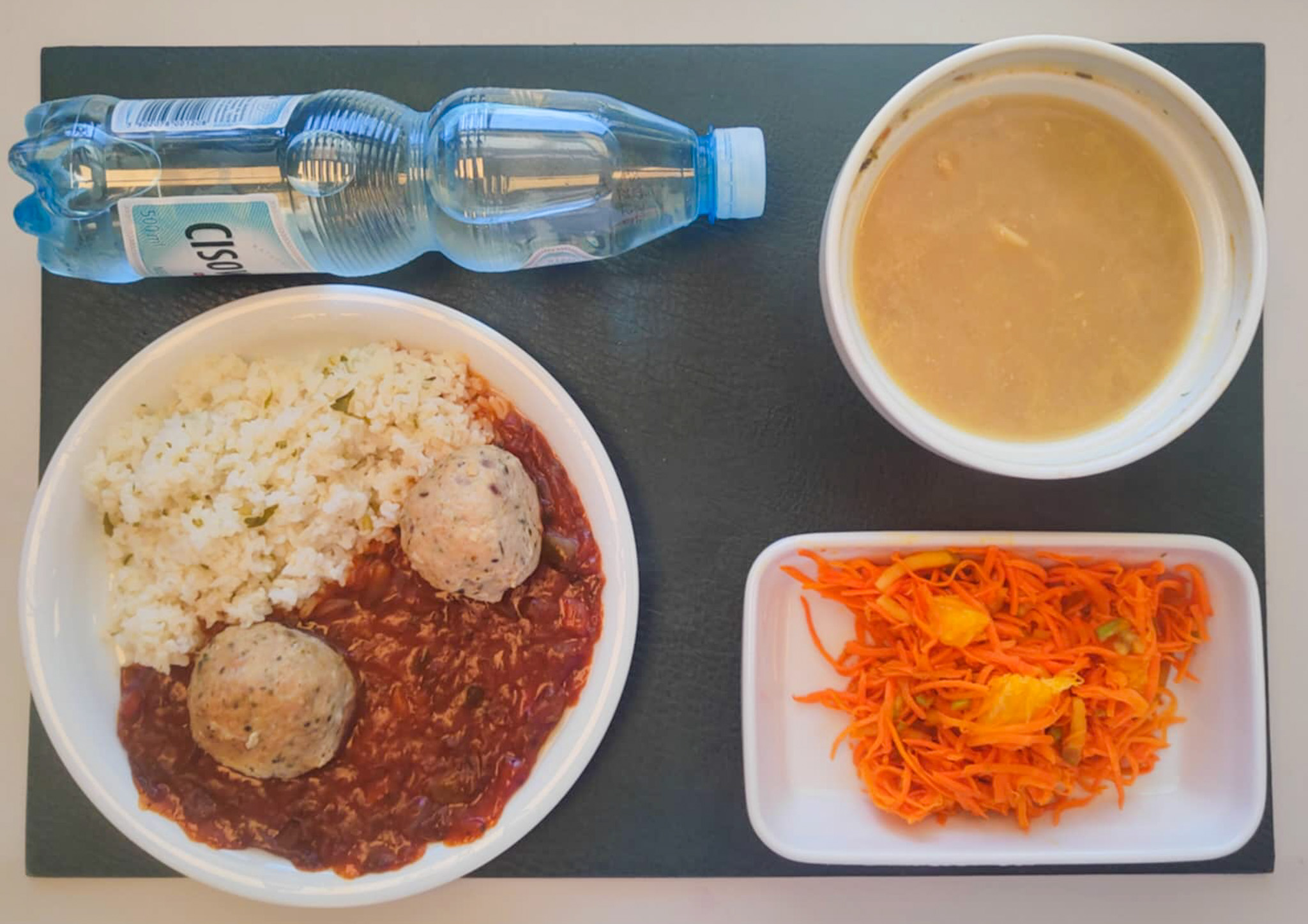 Zupa pieczarkowa + 255 g ( SOJ, MLE, SEL,) Makaron pełnoziarnisty świderki + 45 g (GLU PSZ,) Pulpet z indyka + 100 g (GLU PSZ, JAJ,) Sos cygański + 100 g Ryż basmati z natką pietruszki + 150 g Surówka z marchwi, jabłka i pomarańczy b/c + 150 g Woda mineralna n/g 0,5l 1 szt