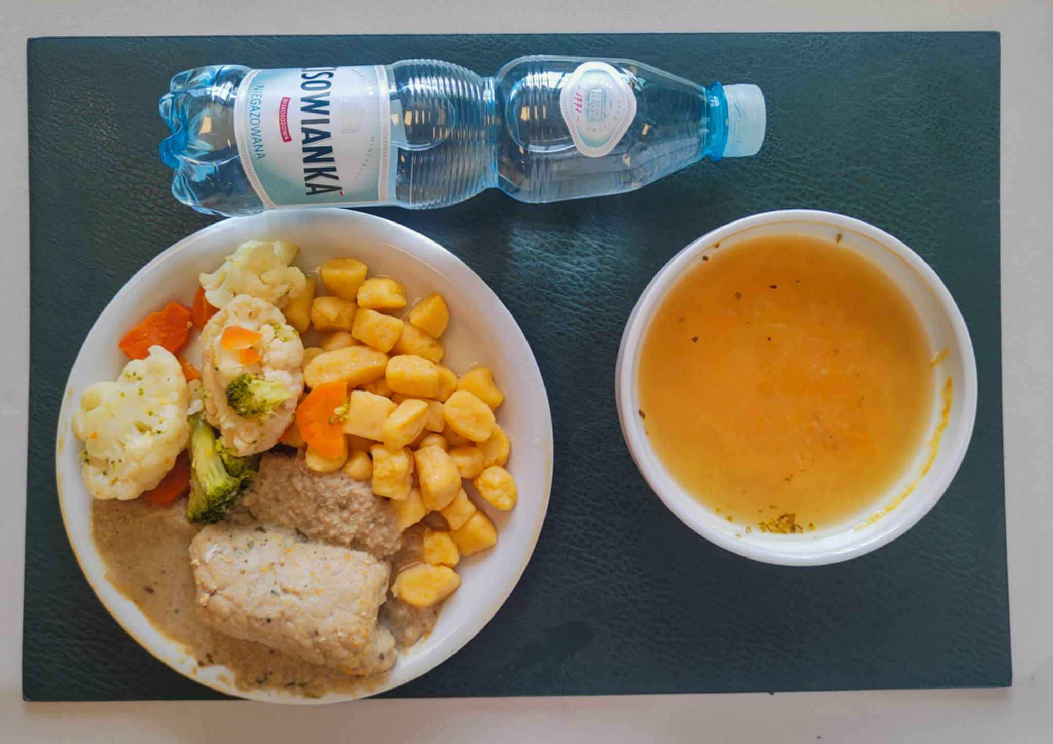 Zupa ziemniaczana + 300 g ( MLE, SEL,) Zrazik wieprzowy zawijany dieta + 100 g ( MLE,) Sos pietruszkowy + 100 g ( SOJ, MLE,) Kopytka dyniowe + 150 g ( GLU PSZ, JAJ,) Bukiet warzyw gotowanych + 150 g Woda mineralna n/g 0,5l 1 szt