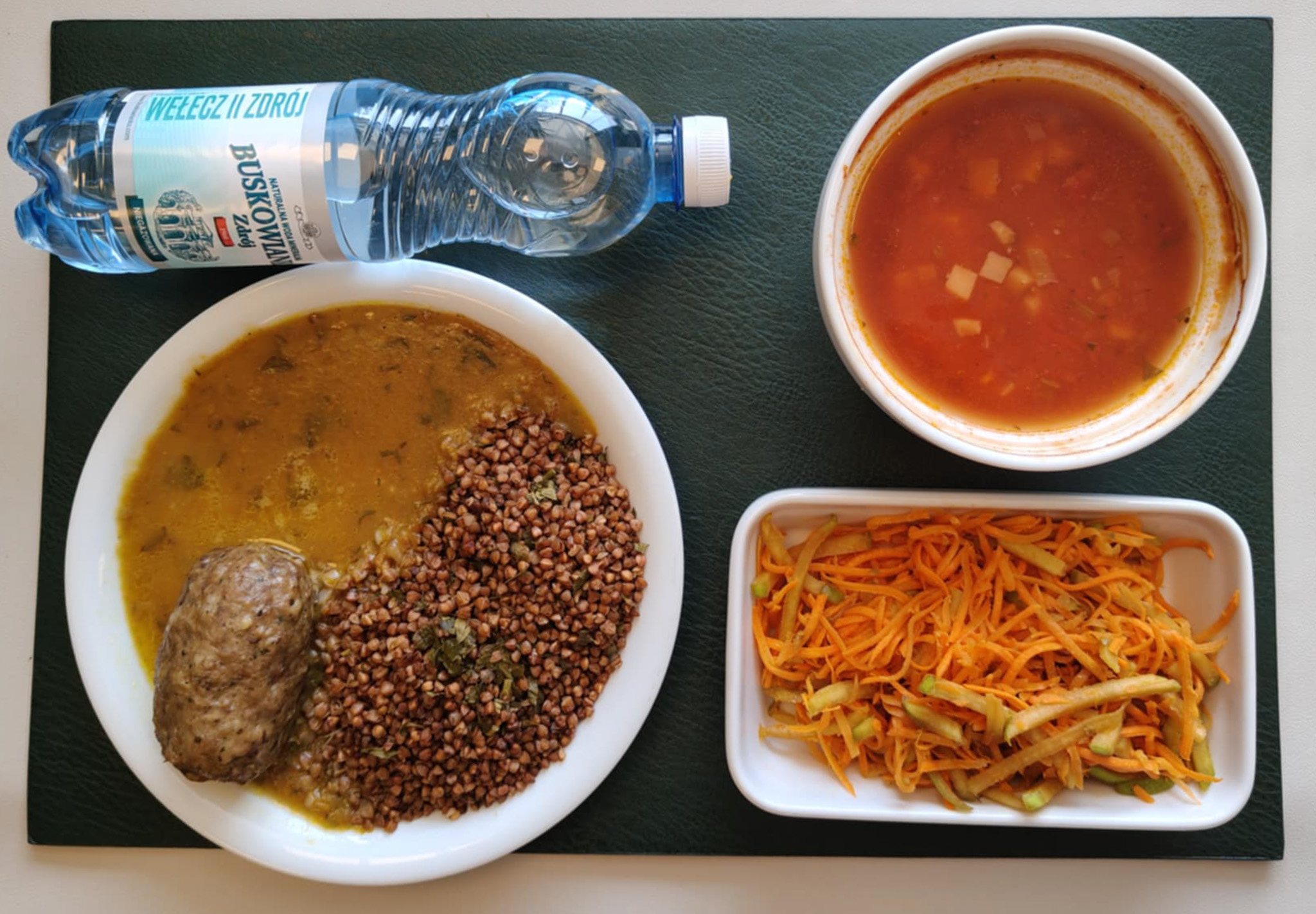 Zupa pomidorowa + 255 g ( SOJ, MLE, SEL,) Makaron pełnoziarnisty świderki + 45 g (GLU PSZ,) Roladka wołowo-wieprzowa z nadzieniem brokułowym dieta + 100 g (GLU PSZ, JAJ, MLE, ) Sos pieczeniowy + 100 g ( GLU PSZ, SOJ, MLE,) Kasza gryczana ciemna z natką pietruszki + 150 g Surówka z marchwi i jabłka b/c + 150 g Woda mineralna n/g 0,5l 1 szt