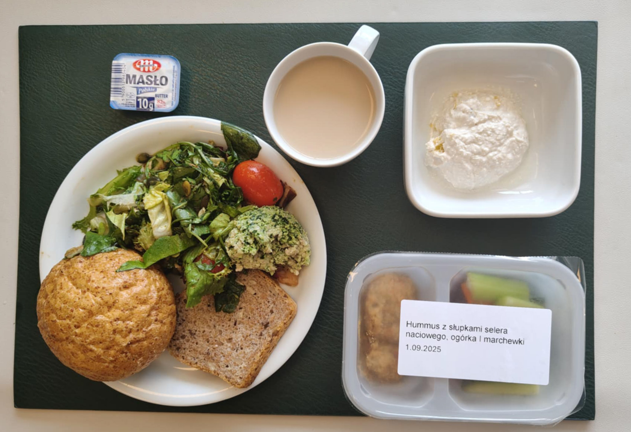 Bułka graham-pszenna 50g 1 szt ( GLU PSZ,) Chleb ze słonecznikiem i lnem-pszenno-żytni 30 g ( GLU PSZ, GLU ŻYT, ) Masło porcjowane 10g (82% tł.) 1 szt ( MLE,) Pomarańczowy twarożek z cynamonem + 50 g ( MLE,) Zielona pasta z pieczonego kurczaka + 50 g ( JAJ, MLE,) Mix sałat z pomidorkami koktailowymi i nasionami + 120 g Kawa zbożowa z mlekiem b/c 250 ml ( MLE, GLU ŻYT, GLU JĘCZ, )