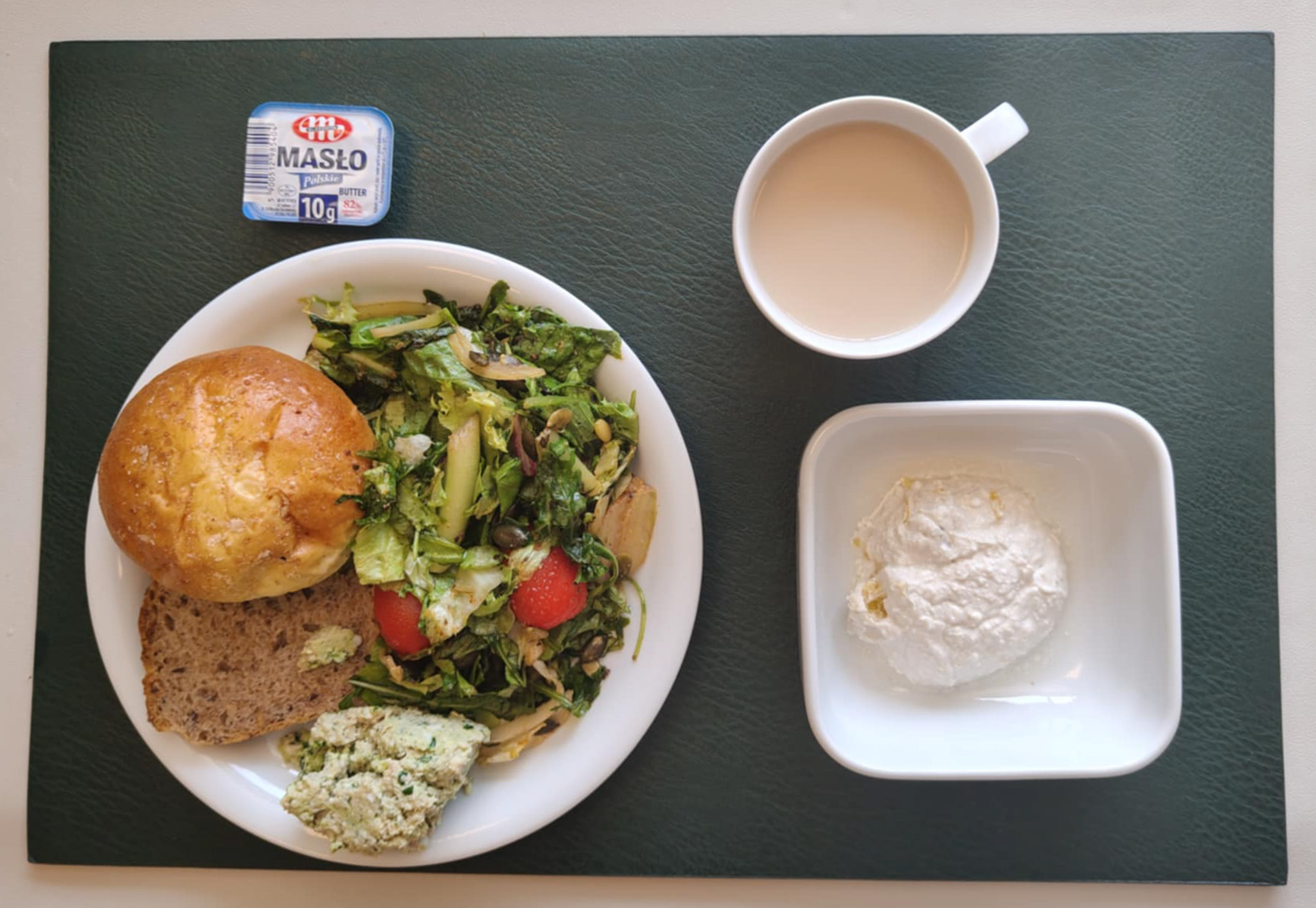 Bułka okrągła z kruszonką 40g 1 szt ( GLU PSZ, JAJ, MLE, ) Chleb ze słonecznikiem i lnem-pszenno-żytni 30 g ( GLU PSZ, GLU ŻYT, ) Masło porcjowane 10g (82% tł.) 1 szt ( MLE,) Miodowy twarożek pomarańczowy + 50 g ( MLE,) Zielona pasta z pieczonego kurczaka + 50 g ( JAJ, MLE,) Mix sałat z pomidorkami koktailowymi i nasionami + 120 g Kawa zbożowa z mlekiem b/c 250 ml ( MLE, GLU ŻYT, GLU JĘCZ, ) Cukier 5 g