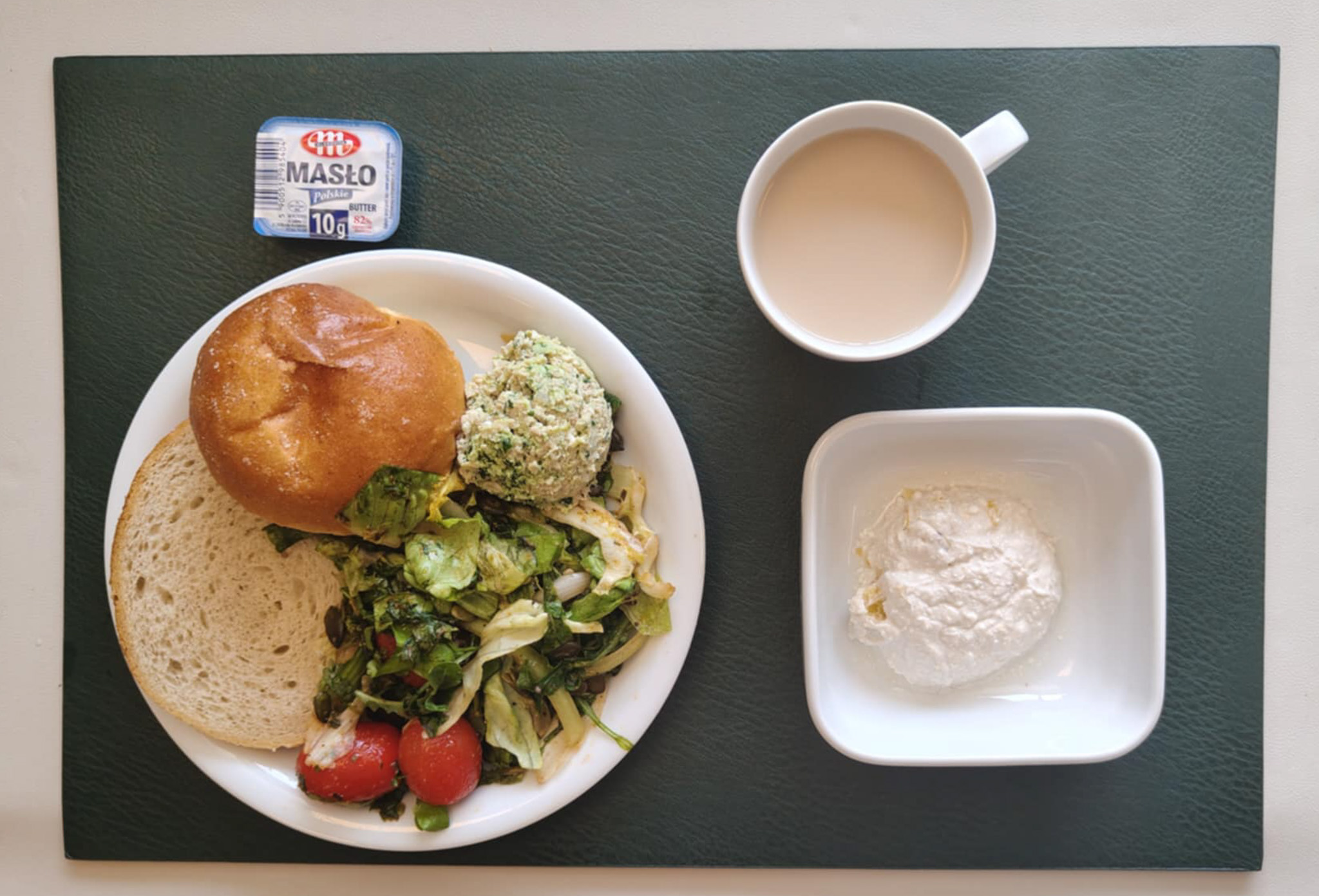 Bułka okrągła z kruszonką 40g 1 szt ( GLU PSZ, JAJ, MLE, ) Chleb mieszany pszenno-żytni 25 g ( GLU PSZ, GLU ŻYT,) Masło porcjowane 10g (82% tł.) 1 szt ( MLE,) Miodowy twarożek pomarańczowy + 50 g ( MLE,) Zielona pasta z pieczonego kurczaka + 50 g ( JAJ, MLE,) Mix sałat z pomidorkami koktajlowymi dieta + 120 g Kawa zbożowa z mlekiem b/c 250 ml ( MLE, GLU ŻYT, GLU JĘCZ, ) Cukier 5 g