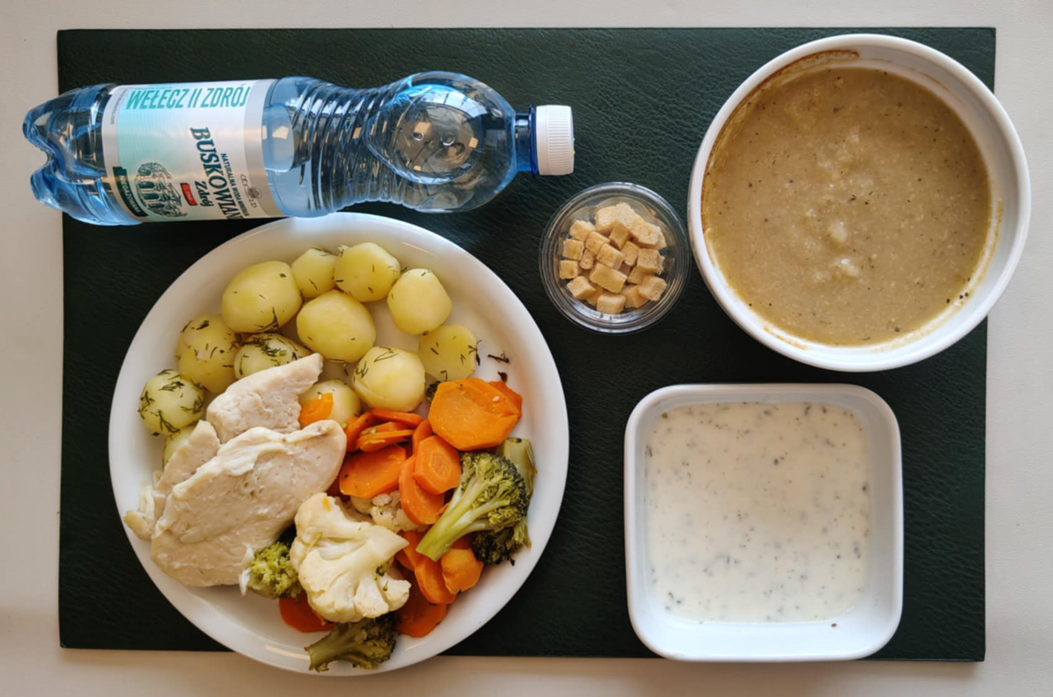 Zupa krem z białych warzyw + 300 g ( SOJ, SEL,) Grzanki pszenne + 10 g ( GLU PSZ, JAJ, MLE, może zawierać: SOJ,) Polędwiczki z kurczaka na parze + 150 g Dip jogurtowo-ziołowy + 100 g ( MLE,) Ziemniaki gotowane z koperkiem + 150 g Bukiet warzyw gotowanych + 150 g Woda mineralna n/g 0,5l 1 szt