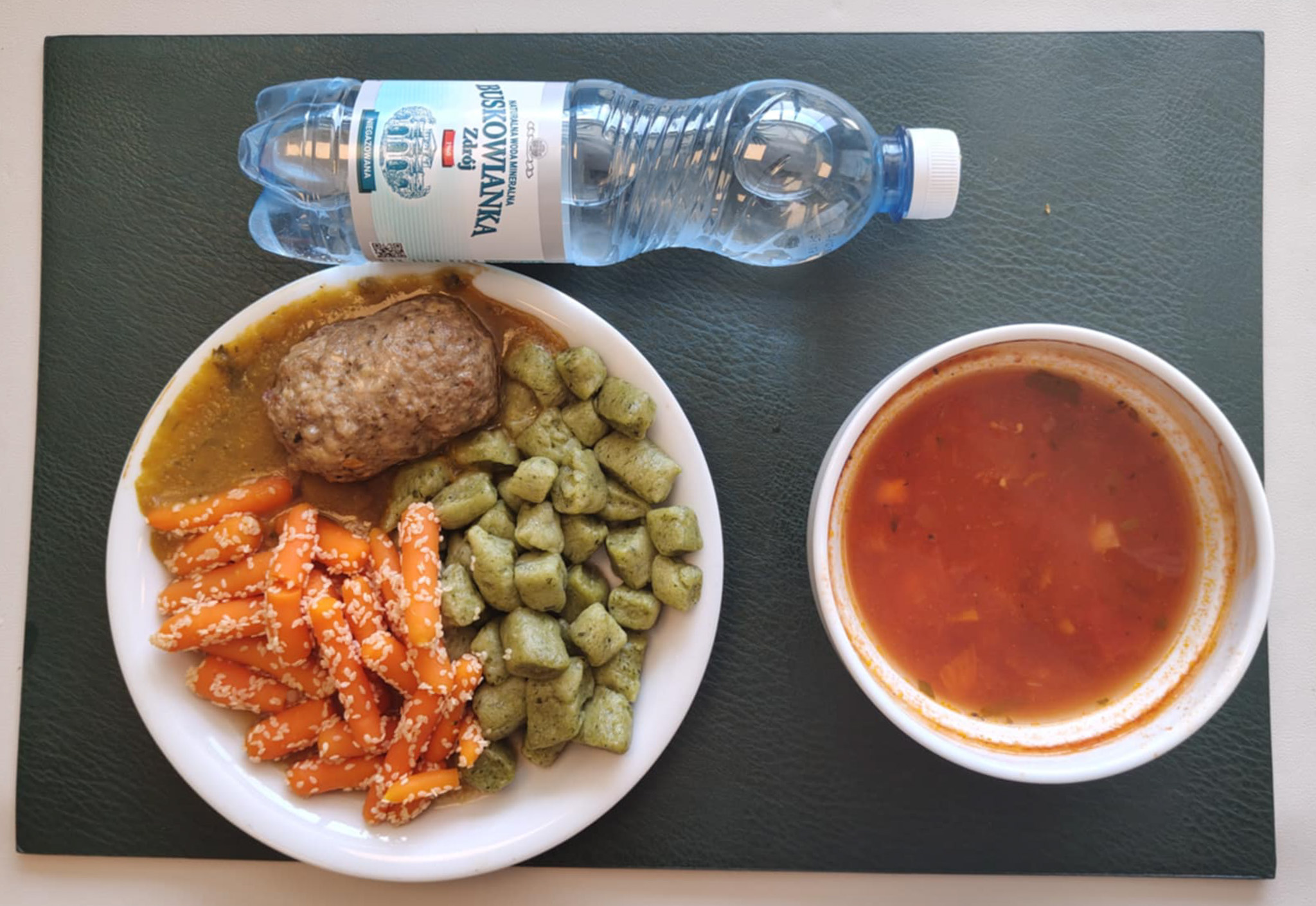 Zupa pomidorowa + 255 g ( SOJ, MLE, SEL,) Makaron muszelki + 45 g ( GLU PSZ,) Roladka wołowo-wieprzowa z nadzieniem żurawinowym + 100 g (GLU PSZ, JAJ, MLE, może zawierać: GLU PSZ, JAJ, OZI, SOJ, MLE, ORZ, SEZ, ) Sos pieczeniowy + 100 g ( GLU PSZ, SOJ, MLE,) Kopytka szpinakowe + 150 g ( GLU PSZ, JAJ, może zawierać: SOJ, SEL, GOR, ) Marchew mini z sezamem + 150 g ( SEZ,) Woda mineralna n/g 0,5l 1 szt