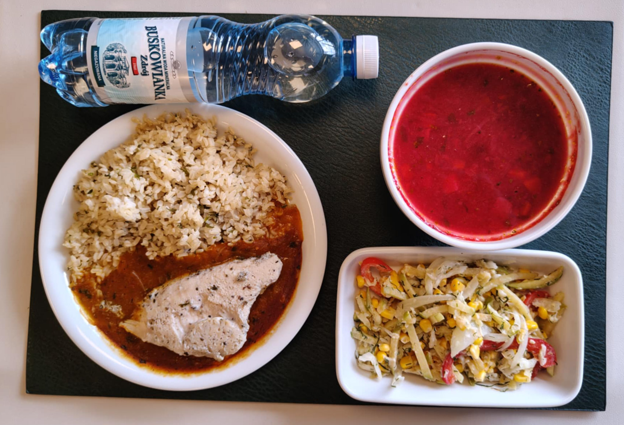 Barszcz czerwony z ziemniakami + 300 g ( SOJ, MLE, SEL,) Filet z indyka pieczony dieta + 100 g Sos curry + 100 g Ryż biały z natką pietruszki + 150 g Surówka z kapusty pekińskiej, kukurydzą, jabłkiem, papryką czerwoną b/c + 150 g ( MLE,) Woda mineralna n/g 0,5l 1 szt