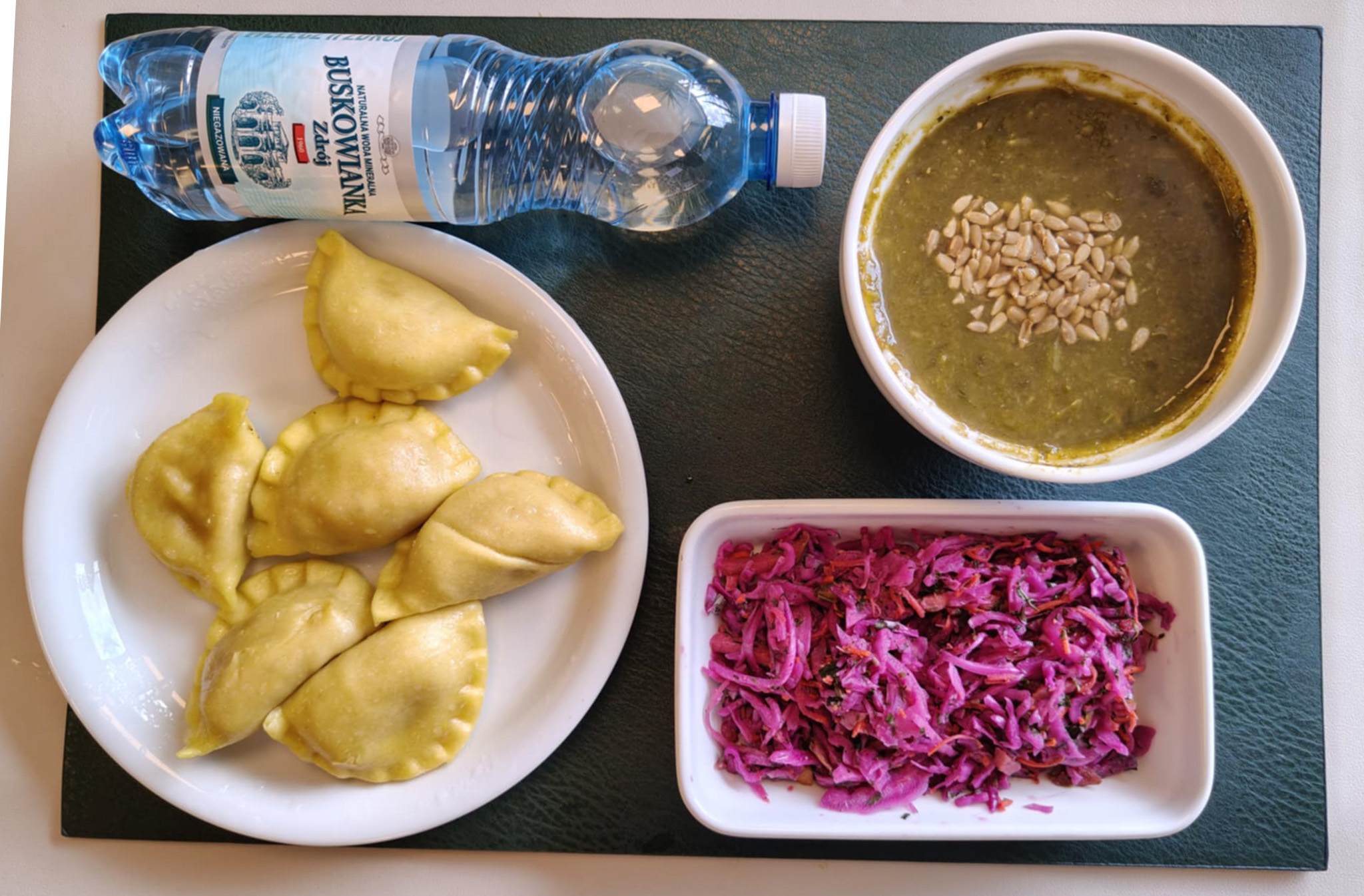 Zupa krem z zielonych warzyw + 300 g ( SOJ, SEL,) Słonecznik ziarna prażone + 10 g Żółte pełnoziarniste pierogi z soczewicą + 300 g ( GLU PSZ, SEL, może zawierać: SOJ, MLE, GOR, ) Surówka z czerwonej kapusty b/c + 150 g ( MLE,) Woda mineralna n/g 0,5l 1 szt
