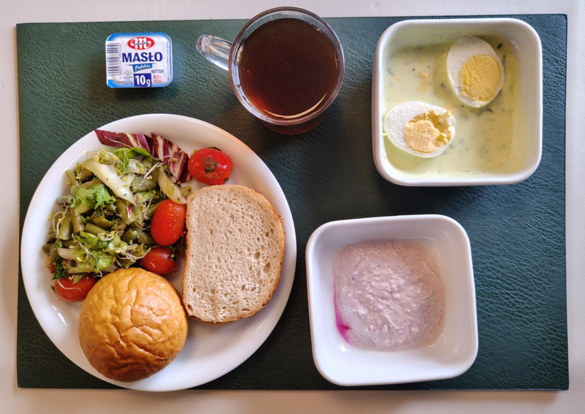 Bułka koktajlowa pszenna 30g 1 szt ( GLU PSZ, GLU ŻYT,) Chleb mieszany pszenno-żytni 50 g ( GLU PSZ, GLU ŻYT,) Masło porcjowane 10g (82% tł.) 1 szt ( MLE,) Porzeczkowy twarożek + 50 g ( MLE,) Jajko w sosie jogurtowo-pietruszkowym + 100 g ( JAJ, MLE,) Sałatka wiosenna dieta + 120 g Herbata czarna ekspresowa z cytryną Cateringowa b/c 250 ml Cukier 5 g