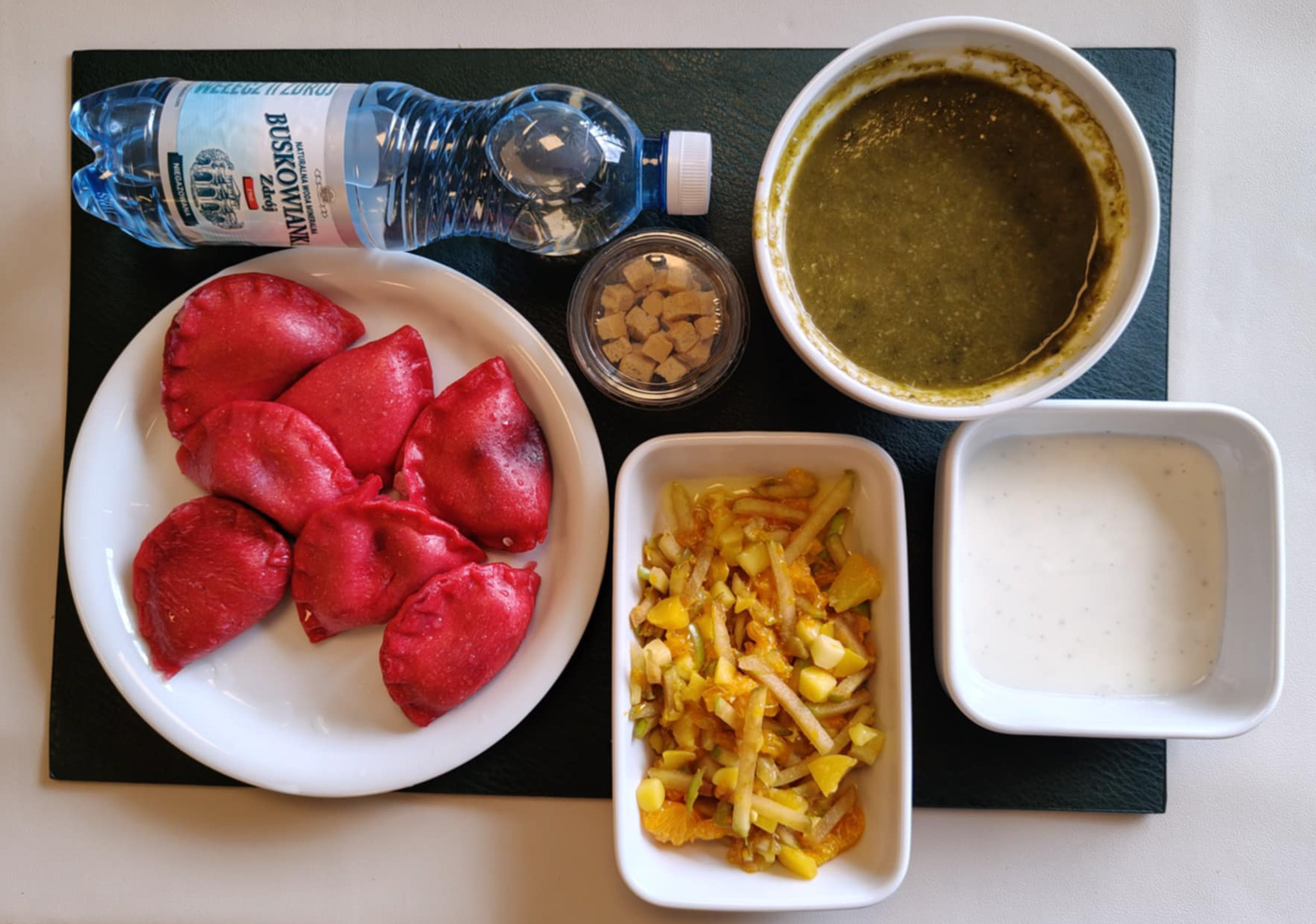 Zupa krem z zielonych warzyw + 300 g ( SOJ, SEL,) Grzanki pszenne + 10 g ( GLU PSZ, JAJ, MLE, może zawierać: SOJ,) Różowe pierogi z serem i jagodami + 300 g ( GLU PSZ, MLE, może zawierać: SOJ, ORZ, SEL, GOR, ) Dip jogurtowo-śmietankowy o smaku waniliowym dieta +  50 g (MLE,) Sałatka owocowa dieta + 150 g Woda mineralna n/g 0,5l 1 szt