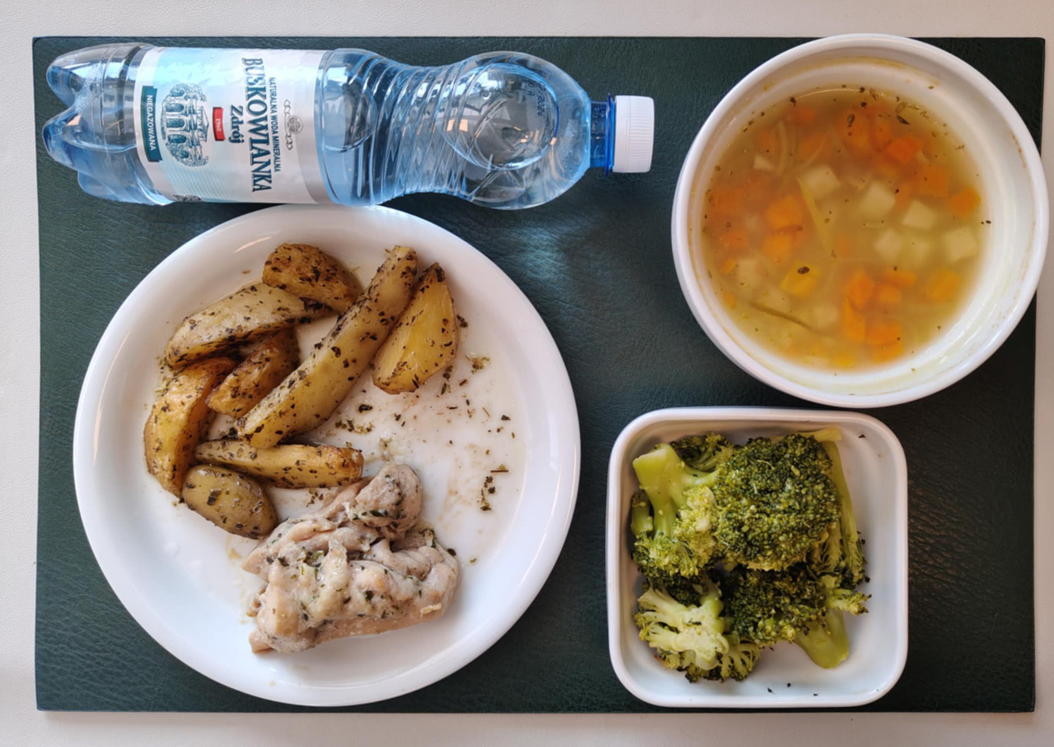 Zupa ryżowa z ziemniakami + 300 g ( SOJ, SEL,) Udziec z kurczaka wolno gotowany z ziołami + 100 g Ziemniaki łódeczki pieczone w ziołach + 150 g Brokuł gotowany + 150 g Woda mineralna n/g 0,5l 1 szt