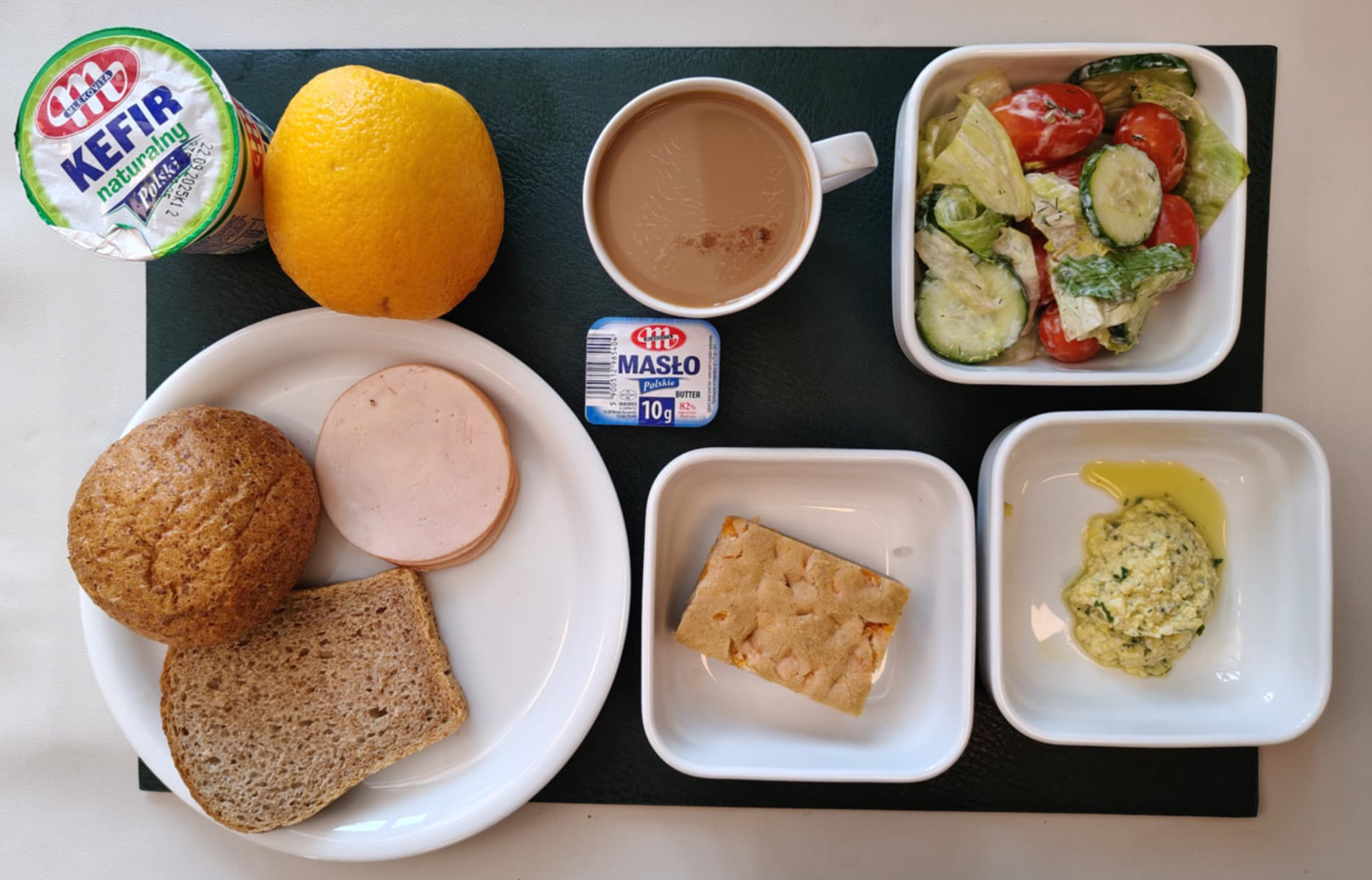 Bułka graham-pszenna 50g 1 szt ( GLU PSZ,) Chleb Graham 30 g (GLU PSZ,) Masło porcjowane 10g (82% tł.) 1 szt ( MLE,) Szynkowa dębowa drobiowa kiełbasa grubo rozdrobniona 50 g Pasta jajeczna z awokado + 50 g ( JAJ, GOR,) Sałata lodowa z ogórkiem i pomidorkami koktajlowymi + 120 g ( MLE,) Kawa zbożowa z mlekiem b/c 250 ml ( MLE, GLU ŻYT, GLU JĘCZ,