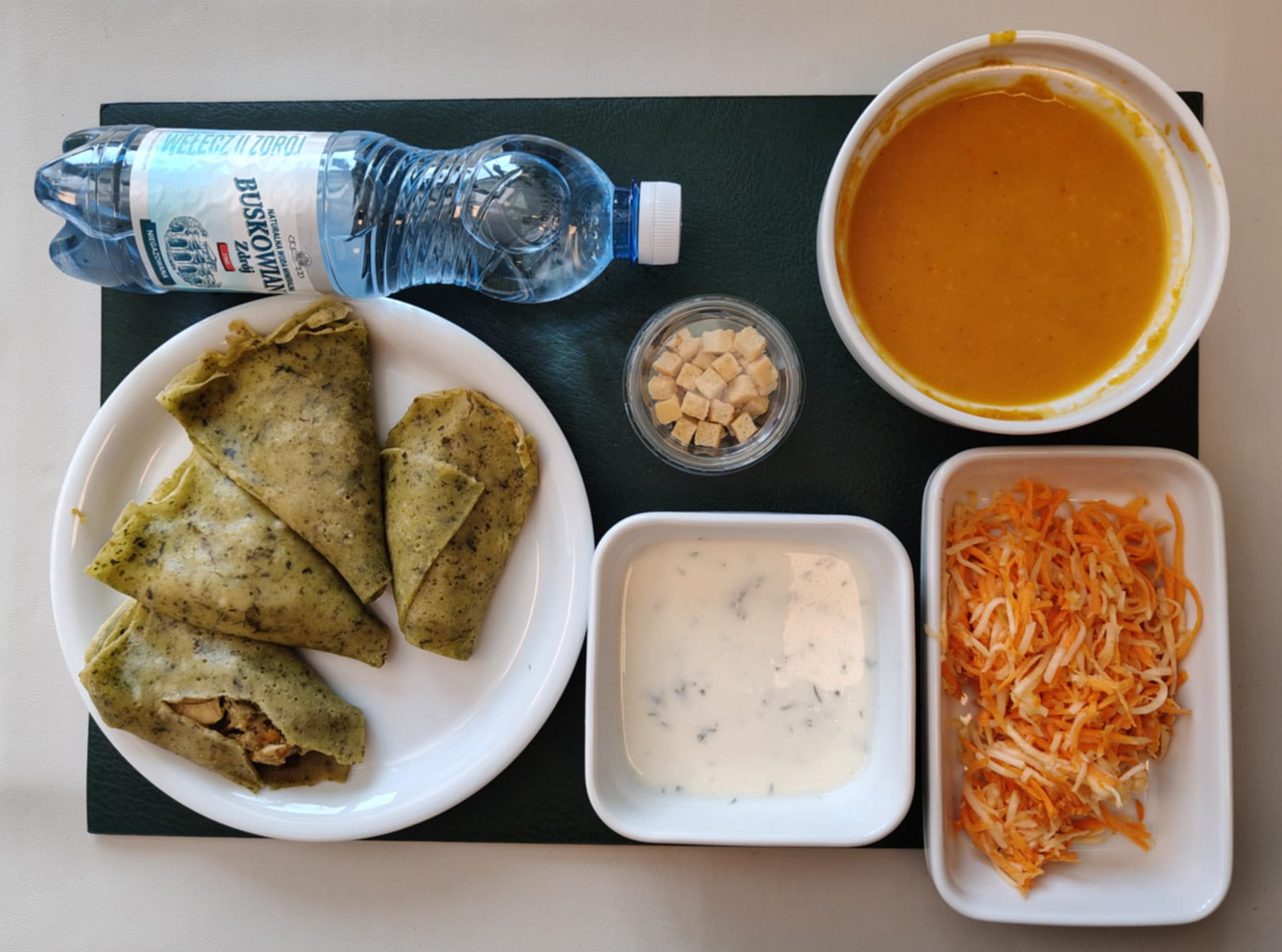 Żurek z ziemniakami + 300 g ( SOJ, MLE, GLU ŻYT, może zawierać: GLU PSZ, JAJ, SEL, GOR, ) Jajko gotowane kl M + 1 szt ( JAJ,) Udziec z kurczaka wolno gotowany w glazurze miodowej + 100 g Puree z batatów + 150 g ( MLE,) Brokuł gotowany z bułką tartą + 150 g (GLU PSZ,) Woda mineralna n/g 0,5l 1 szt