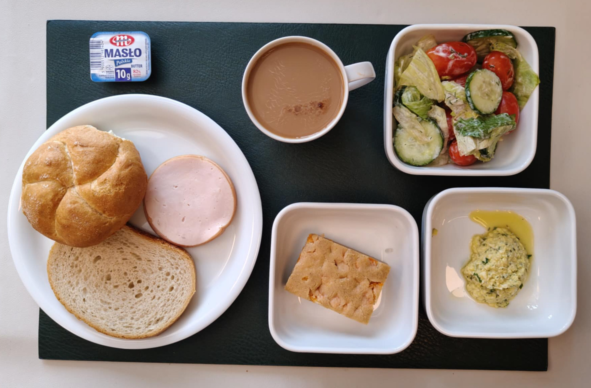 Pudding chlebowy z morelami + 100 g (GLU PSZ, JAJ, MLE, może zawierać: SEL, ) Bułka pszenna kajzerka 50g 1 szt ( GLU PSZ, GLU ŻYT,) Chleb mieszany pszenno-żytni 25 g ( GLU PSZ, GLU ŻYT,) Masło porcjowane 10g (82% tł.) 1 szt ( MLE,) Szynkowa dębowa drobiowa kiełbasa grubo rozdrobniona 50 g Pasta jajeczna z awokado (dieta) + 50 g ( JAJ,) Sałata lodowa z pomidorkami koktajlowymi z jogurtem + 120 g ( MLE,) Kawa zbożowa z mlekiem b/c 250 ml ( MLE, GLU ŻYT, GLU JĘCZ, ) Cukier 5 g