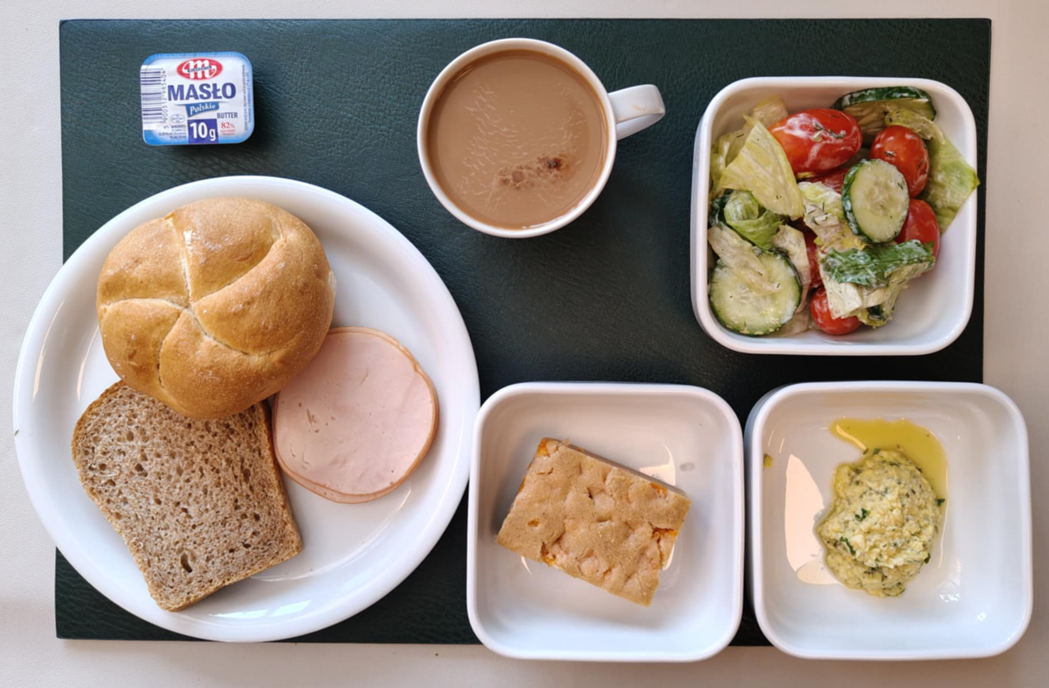 Pudding chlebowy z morelami + 100 g (GLU PSZ, JAJ, MLE, może zawierać: SEL, ) Bułka pszenna kajzerka 50g 1 szt ( GLU PSZ, GLU ŻYT,) Chleb Graham 30 g (GLU PSZ,) Masło porcjowane 10g (82% tł.) 1 szt ( MLE,) Szynkowa dębowa drobiowa kiełbasa grubo rozdrobniona 50 g Pasta jajeczna z awokado + 50 g ( JAJ, GOR,) Sałata lodowa z ogórkiem i pomidorkami koktajlowymi + 120 g ( MLE,) Kawa zbożowa z mlekiem b/c 250 ml ( MLE, GLU ŻYT, GLU JĘCZ, ) Cukier 5 g