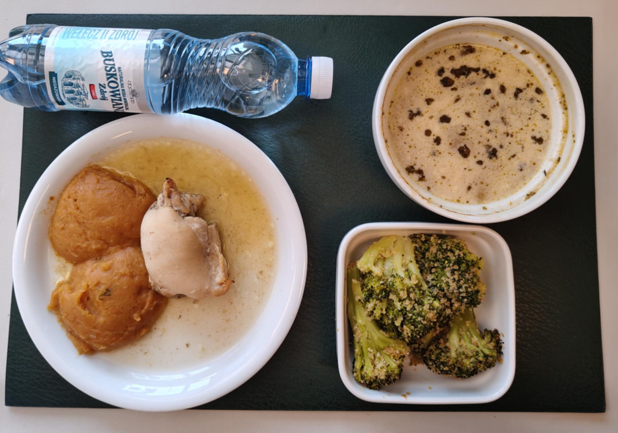 Żurek z ziemniakami + 300 g ( SOJ, MLE, GLU ŻYT, może zawierać: GLU PSZ, JAJ, SEL, GOR, ) Jajko gotowane kl M + 1 szt ( JAJ,) Udziec z kurczaka wolno gotowany w glazurze miodowej + 100 g Puree z batatów + 150 g ( MLE,) Brokuł gotowany z bułką tartą + 150 g (GLU PSZ,) Woda mineralna n/g 0,5l 1 szt