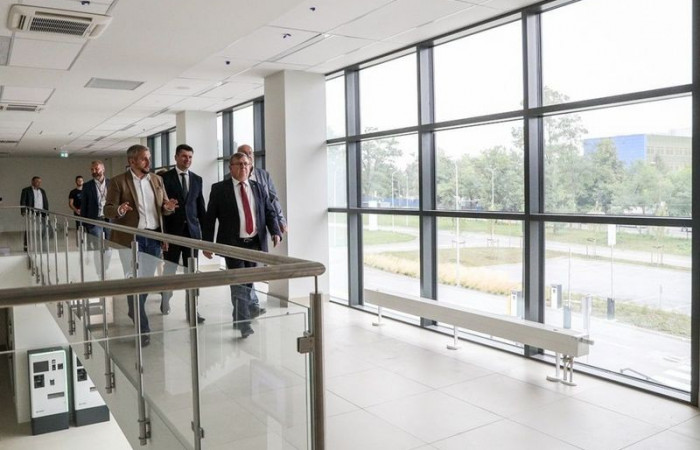 Wizyta Marszałka Witolda Kozłowskiego i wicemarszałka Łukasza Smółki w nowej siedzibie Szpitala Uniwersyteckiego