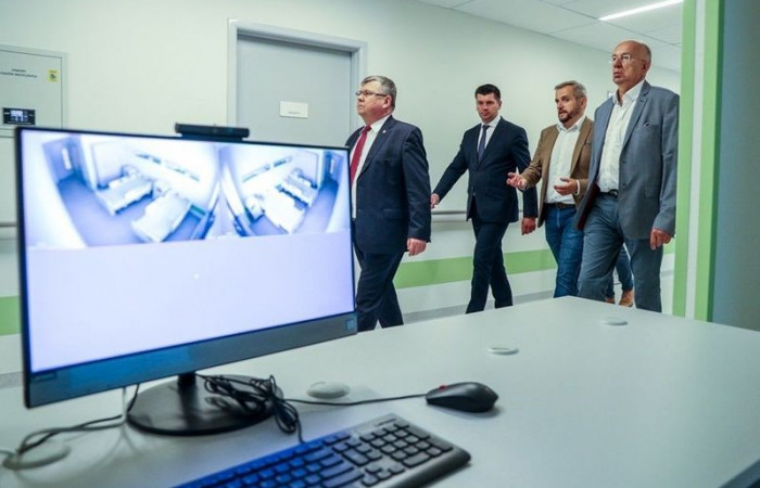 Wizyta Marszałka Witolda Kozłowskiego i wicemarszałka Łukasza Smółki w nowej siedzibie Szpitala Uniwersyteckiego