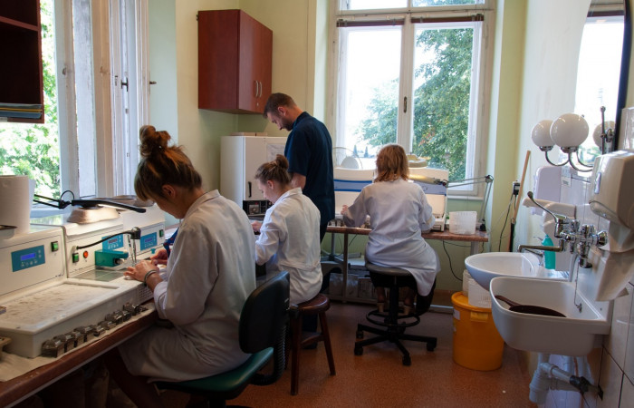 Pracownik przy obsłudze maszyn