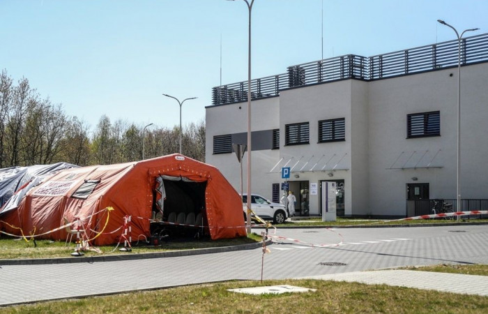 Namiot przed budynkiem szpitala