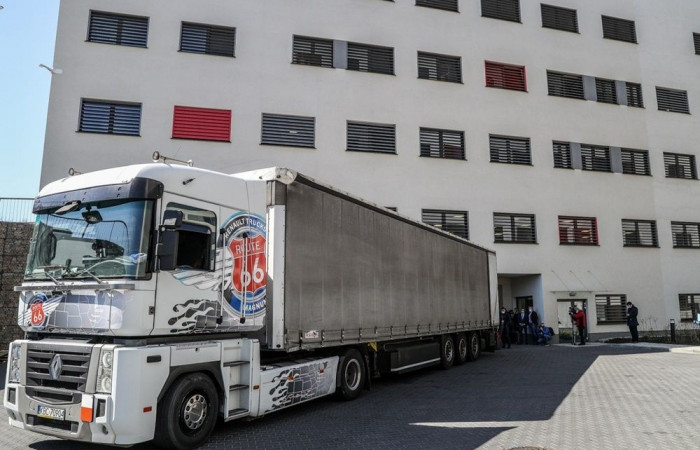 Tir przed budynkiem szpitala 