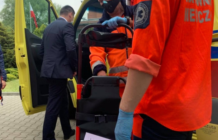 Karetka, wnętrze samochodu, ratownik medyczny