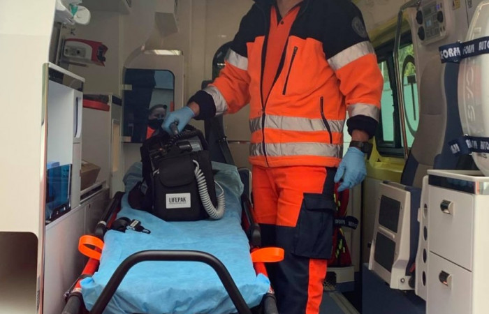 Karetka, wnętrze samochodu, ratownik medyczny