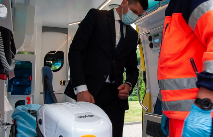 Karetka, wnętrze samochodu, ratownik medyczny