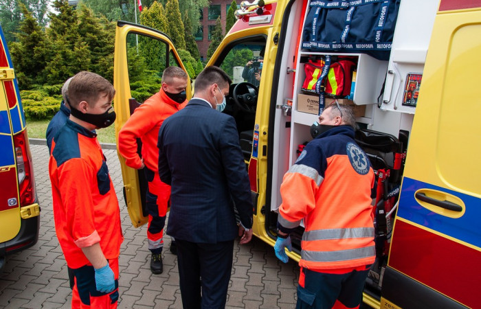 Karetka, wnętrze samochodu, ratownik medyczny