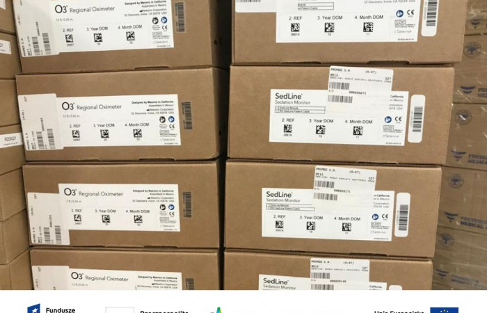 Pudła kartonowe z logotypami unijnymi